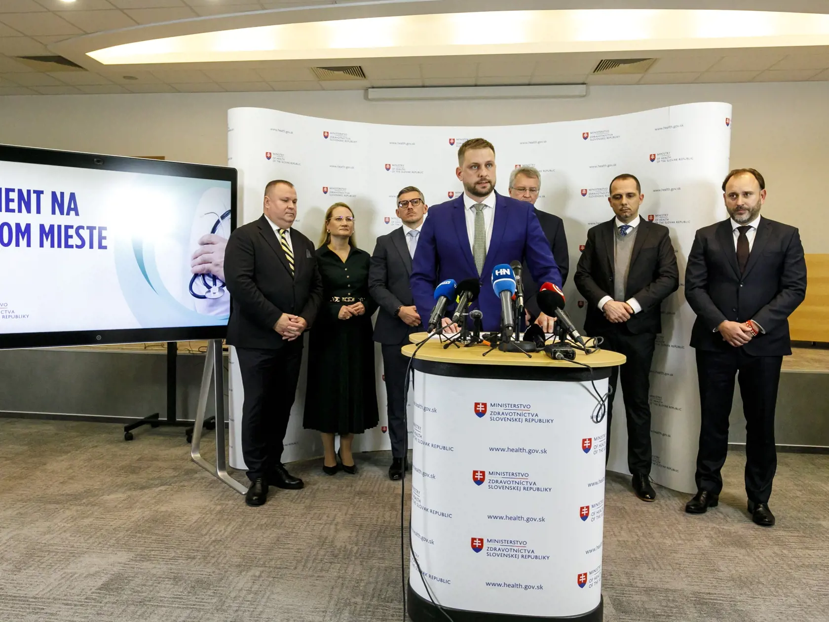 Na snímke zľava poradca ministra zdravotníctva (MZ SR) Gabriel Galgóci, riaditeľka Odboru zdravotníckeho vzdelávania MZ SR Monika Jankechová, štátny tajomník MZ SR Michal Štofko, minister zdravotníctva SR Kamil Šaško (Hlas-SD), štátny tajomník MZ SR Ladislav Slobodník, poradca ministra zdravotníctva Matej Bobovník a generálny riaditeľ Sekcie legislatívy a práva Tomáš Rusiňák po rokovaní s LOZ v Bratislave 4. decembra 2024. FOTO TASR - Dano Veselský