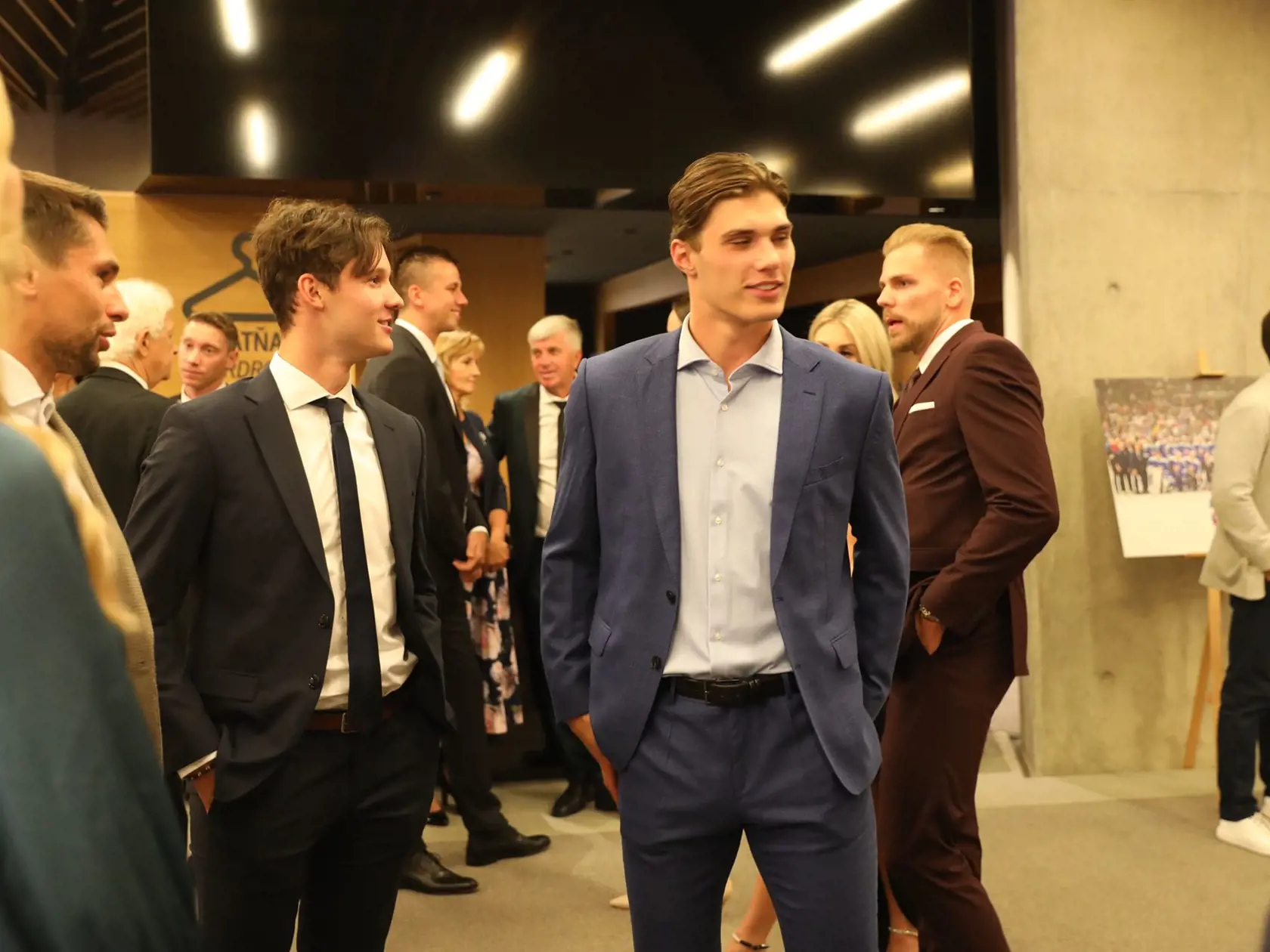 Juraj Slafkovský prišiel s otcom. Kravatu mu však už neviazal.