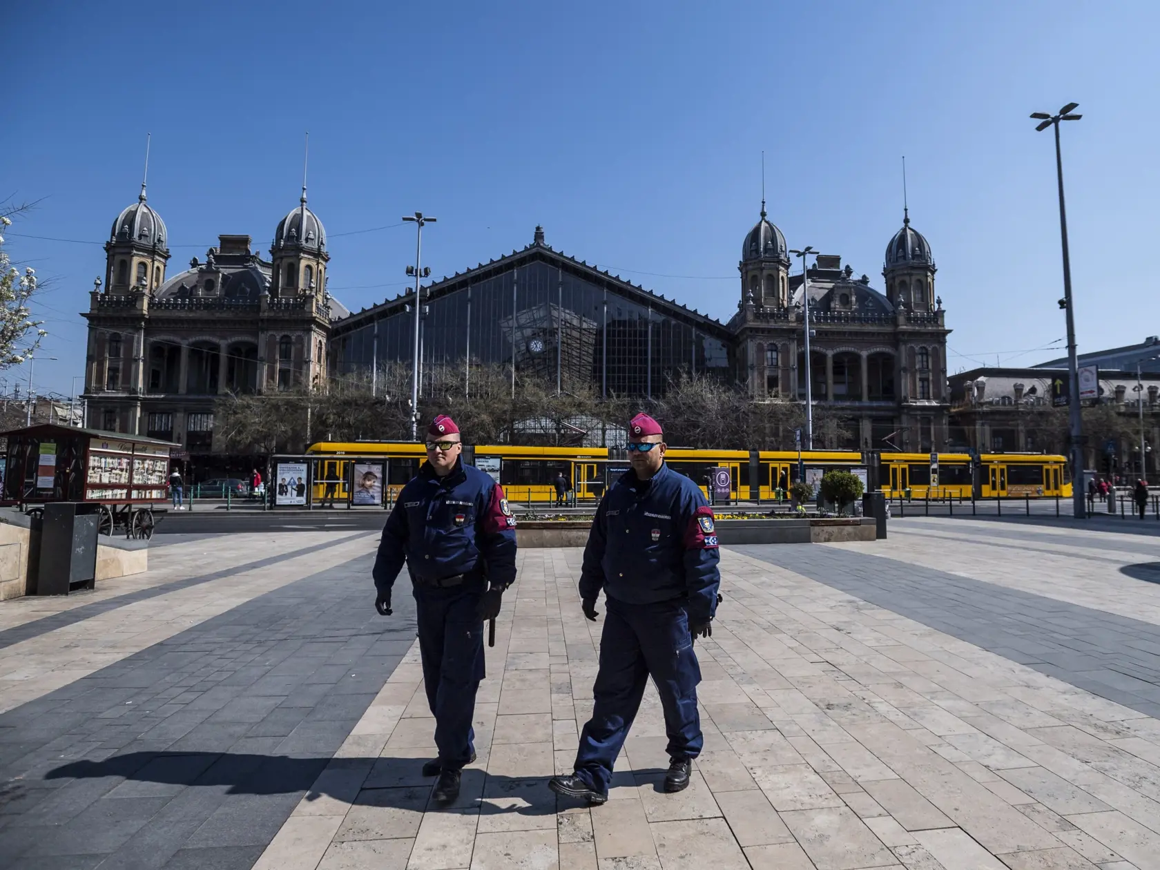 Policajti hliadkujú na ulici v centrálnej Budapešti.