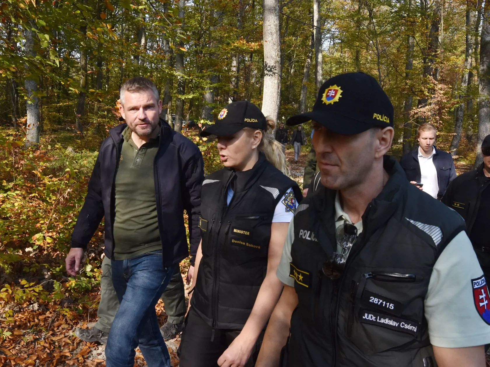 Na snímke Csémi (vpravo) s Denisou Sakovou a Petrom Pellegrinim.