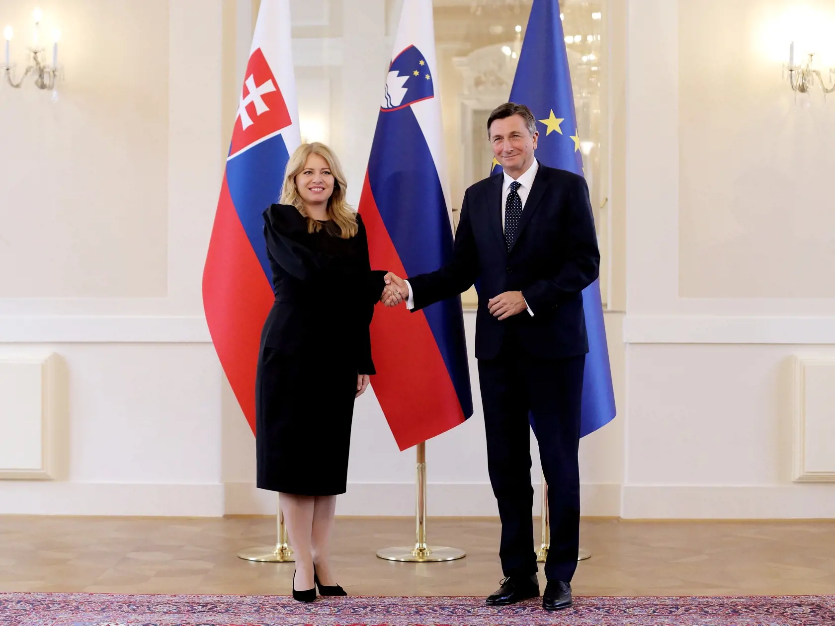 WA 40 Ľubľana - Slovenská prezidentka Zuzana  Čaputová (vľavo) a slovinský prezident Borut Pahor si podávajú ruky počas stretnutia v Ľubľane vo štvrtok 14. októbra 2021. FOTO TASR/STA-Daniel Novakovič

Ljubljana, predsedniska palaca.
Uradni obisk slovaske predsednice Zuzane Caputove.
Fototermin predsednikov.
Slovaska predsednica Zuzana Caputova in predsednik republike Borut Pahor.