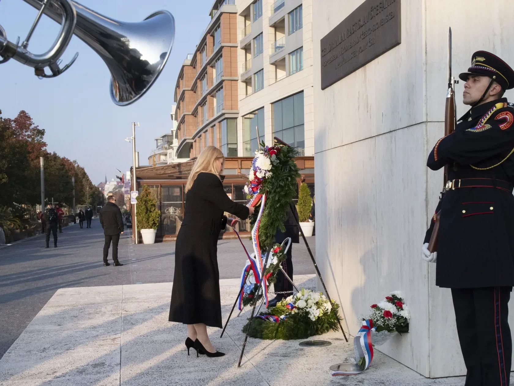 Na snímke prezidentka SR Zuzana Čaputová počas kladenia venca k pamätníku Milana Rastislava Štefánika na spomienkovej slávnosti pri príležitosti 103. výročia vzniku Československej republiky v Bratislave 28. októbra 2021. FOTO TASR - Pavel Neubauer