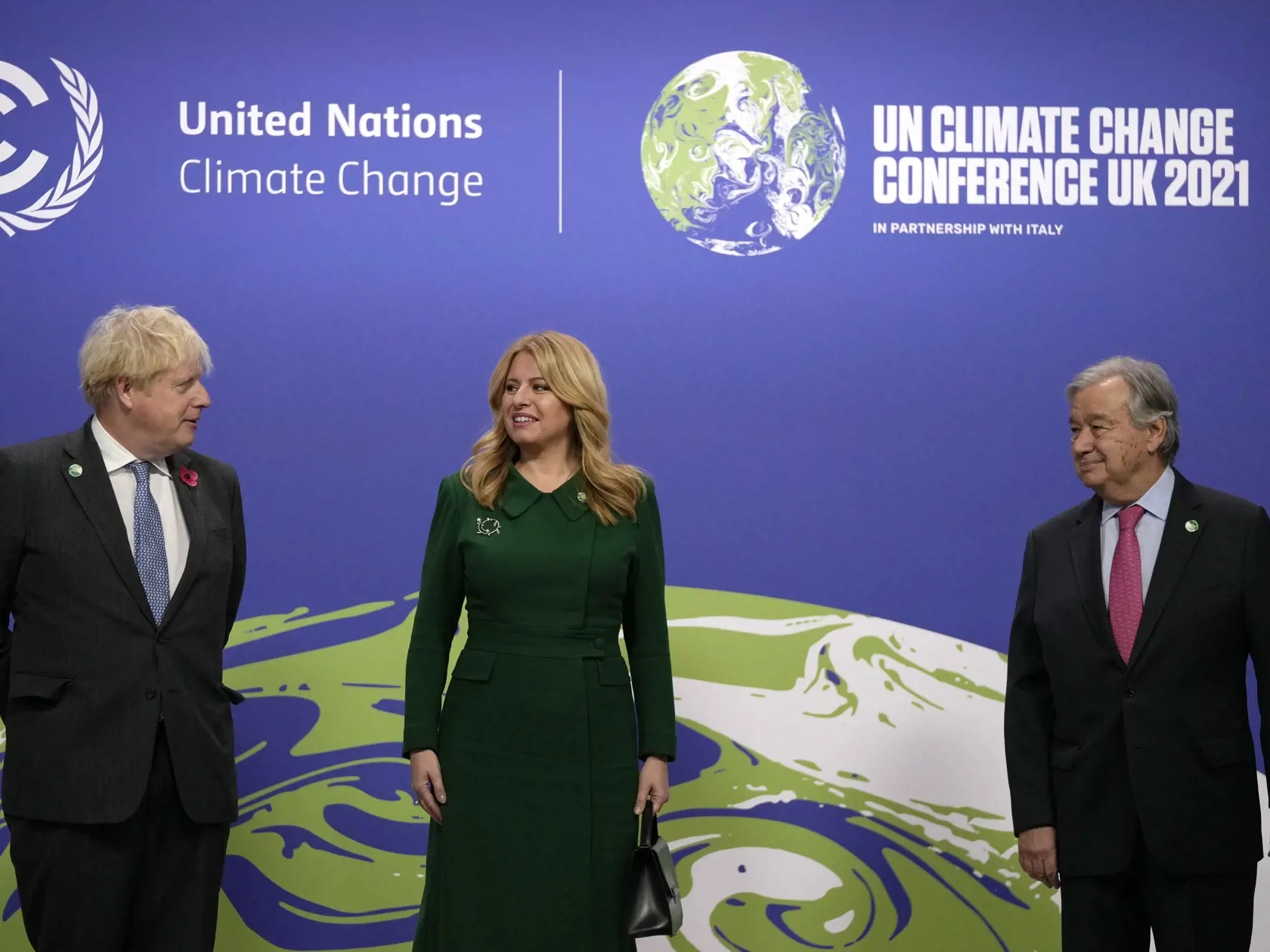 KK1 Glasgow - Zľava britský premiér Boris Johnson, slovenská prezidentka Zuzana Čaputová a generálny tajomník OSN António Guterres prichádzajú na klimatický summit COP26 v škótskom Glasgowe v pondelok 1. novembra 2021.  V Glasgowe sa v nedeľu oficiálne začal klimatický summit OSN COP26, ktorý potrvá do 12. novembra. FOTO TASR/AP
British Prime Minister Boris Johnson, left, and United Nations Secretary General Antonio Guterres, right, greet Slovakia's President Zuzana Caputova during arrivals at t