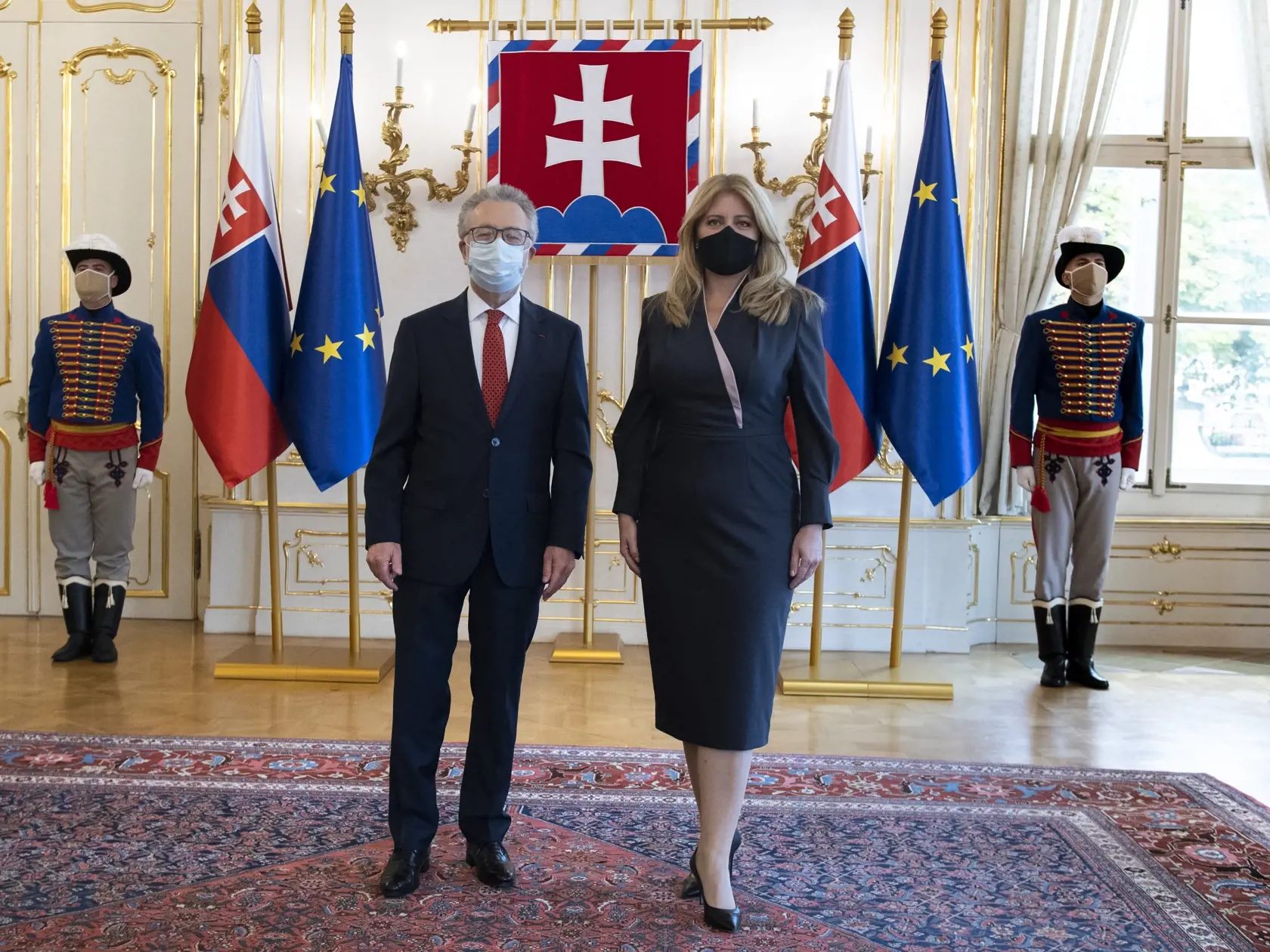 Na snímke vpravo prezidentka SR Zuzana Čaputová a vľavo nový veľvyslanec Francúzskej republiky na Slovensku Pascal Le Deunff počas nástupnej audiencie v Prezidentskom paláci 19. októbra 2021 v Bratislave. FOTO TASR - Pavel Neubauer 