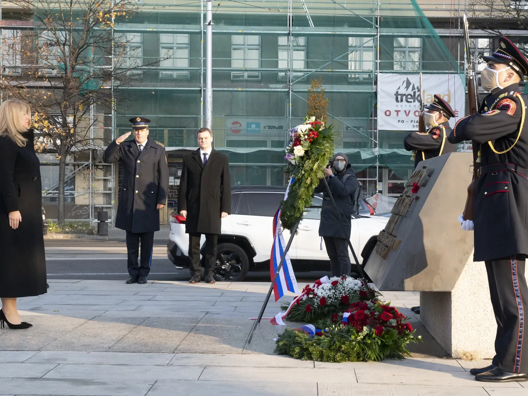 Na snímke prezidentka SR Zuzana Čaputová počas kladenia venca k Pamätníku československej štátnosti pri príležitosti 103. výročia vzniku Československej republiky pred budovou SNM na Vajanského nábreží v Bratislave 28. októbra 2021. FOTO TASR - Pavel Neubauer