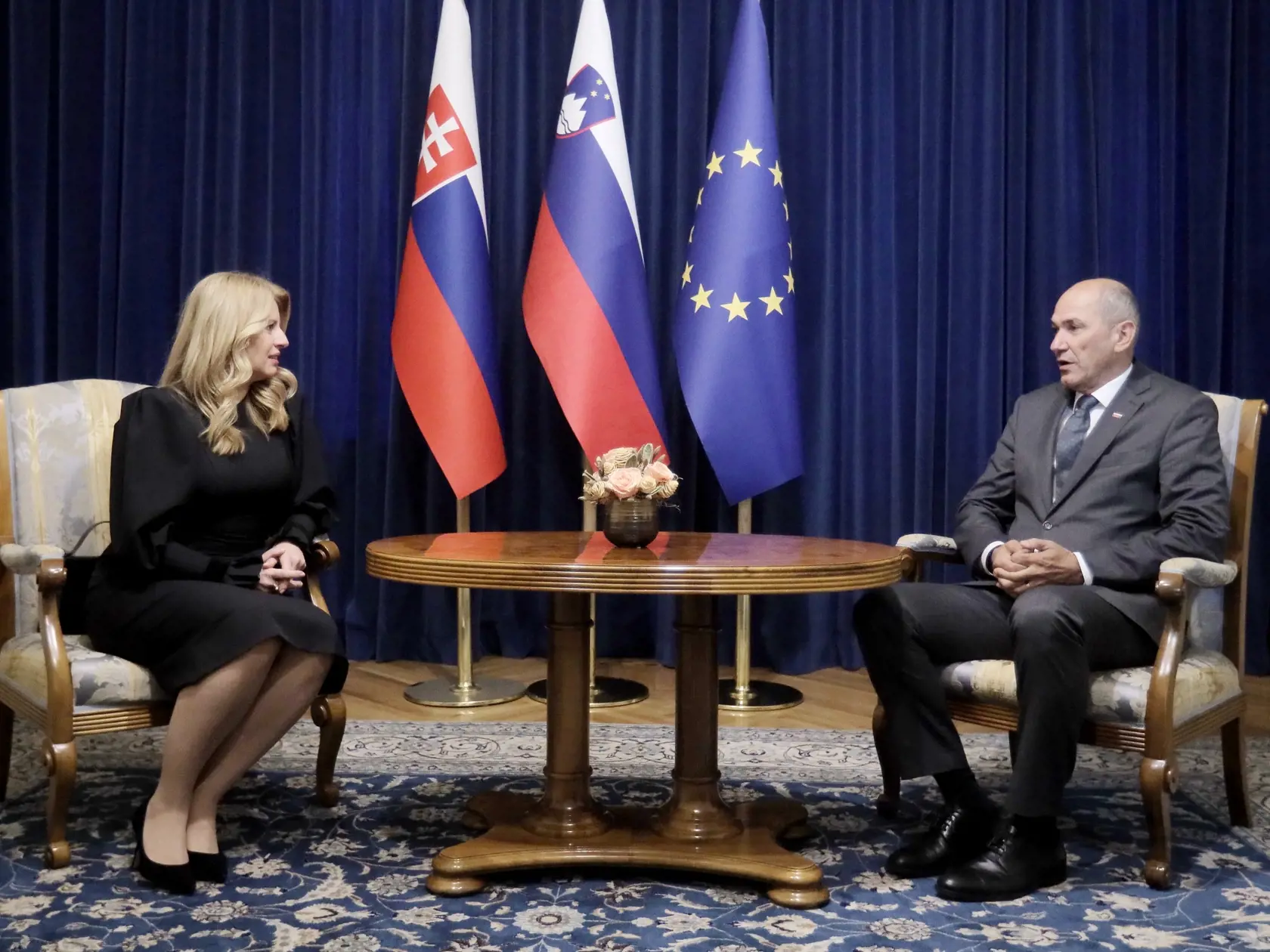 WA 41 Ľubľana - Slovenská prezidentka Zuzana  Čaputová (vľavo) a slovinský premiér Janez Janša počas stretnutia v Ľubľane vo štvrtok 14. októbra 2021. FOTO TASR/STA-Daniel Novakovič

Ljubljana, predsedniska palaca.
Uradni obisk slovaske predsednice Zuzane Caputove - srecanje s predsednikom vlade Janezom Janso.