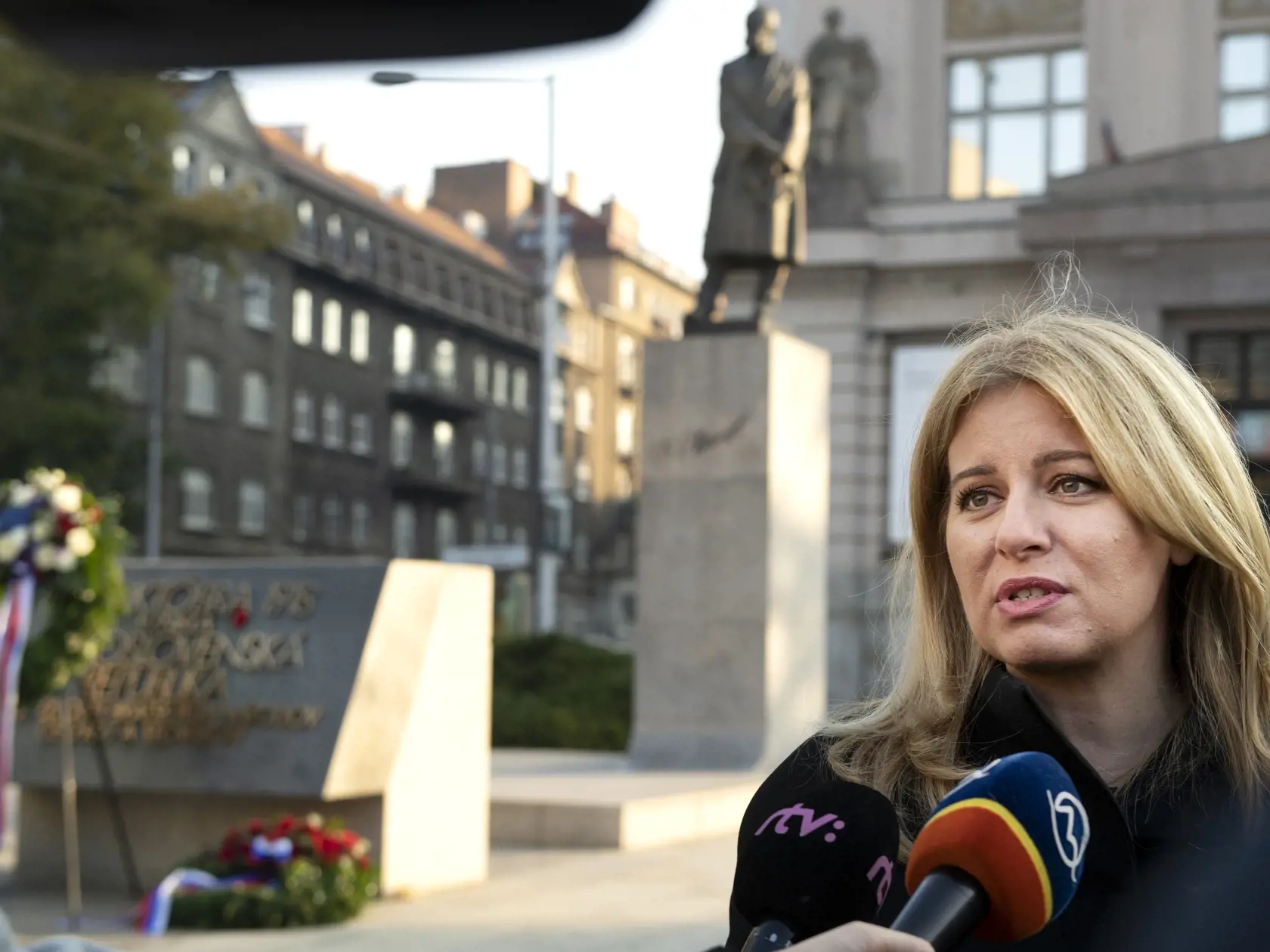 Na snímke prezidentka SR Zuzana Čaputová poskytuje rozhovor po kladení  venca k Pamätníku československej štátnosti pri príležitosti 103. výročia vzniku Československej republiky pred budovou SNM na Vajanského nábreží v Bratislave 28. októbra 2021. FOTO TASR - Pavel Neubauer