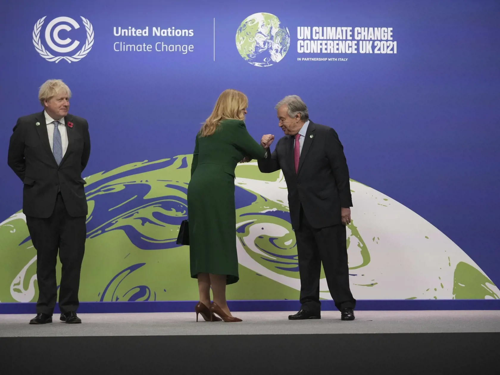 KK4 Glasgow - Zľava britský premiér Boris Johnson, slovenská prezidentka Zuzana Čaputová a generálny tajomník OSN António Guterres prichádzajú na klimatický summit COP26 v škótskom Glasgowe v pondelok 1. novembra 2021.  V Glasgowe sa v nedeľu oficiálne začal klimatický summit OSN COP26, ktorý potrvá do 12. novembra. FOTO TASR/AP
UN Secretary-General Antonio Guterres, right, greets Slovak President Zuzana Caputova as British Prime Minister Boris Johnson looks on, at the COP26 U.N. Climate Summit 