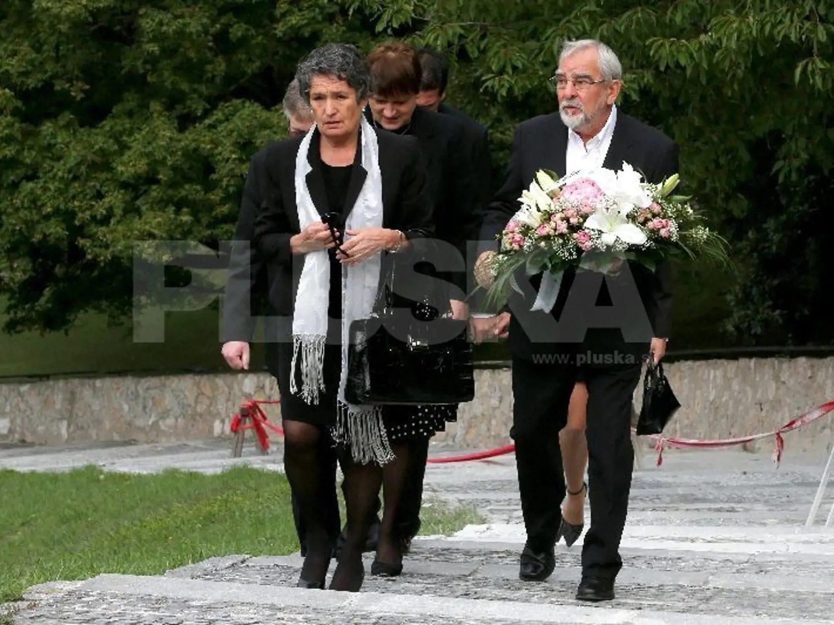 Eva Matejková s manželom Mariánom Slovákom prišli na poslednú rozlúčku s Jozefom Bednárikom s bielymi šálmi okolo krku.