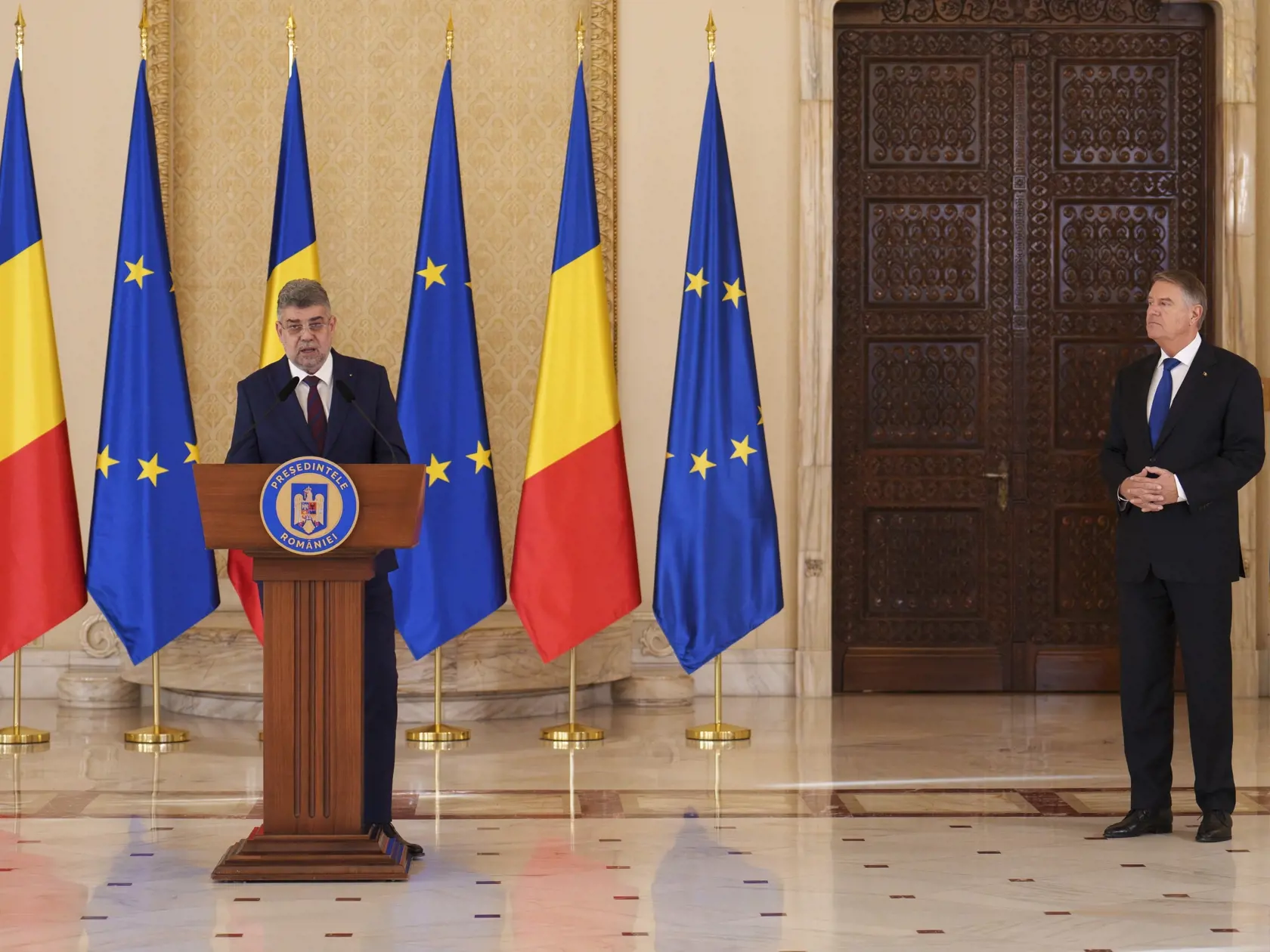 Rumunský prezident Klaus Iohannis (vpravo) vymenoval lídra Sociálnodemokratickej strany Rumunska (PSD) Marcela Ciolaca (vľavo) za predsedu vlády v Bukurešti v pondelok 23. decembra 2024.
