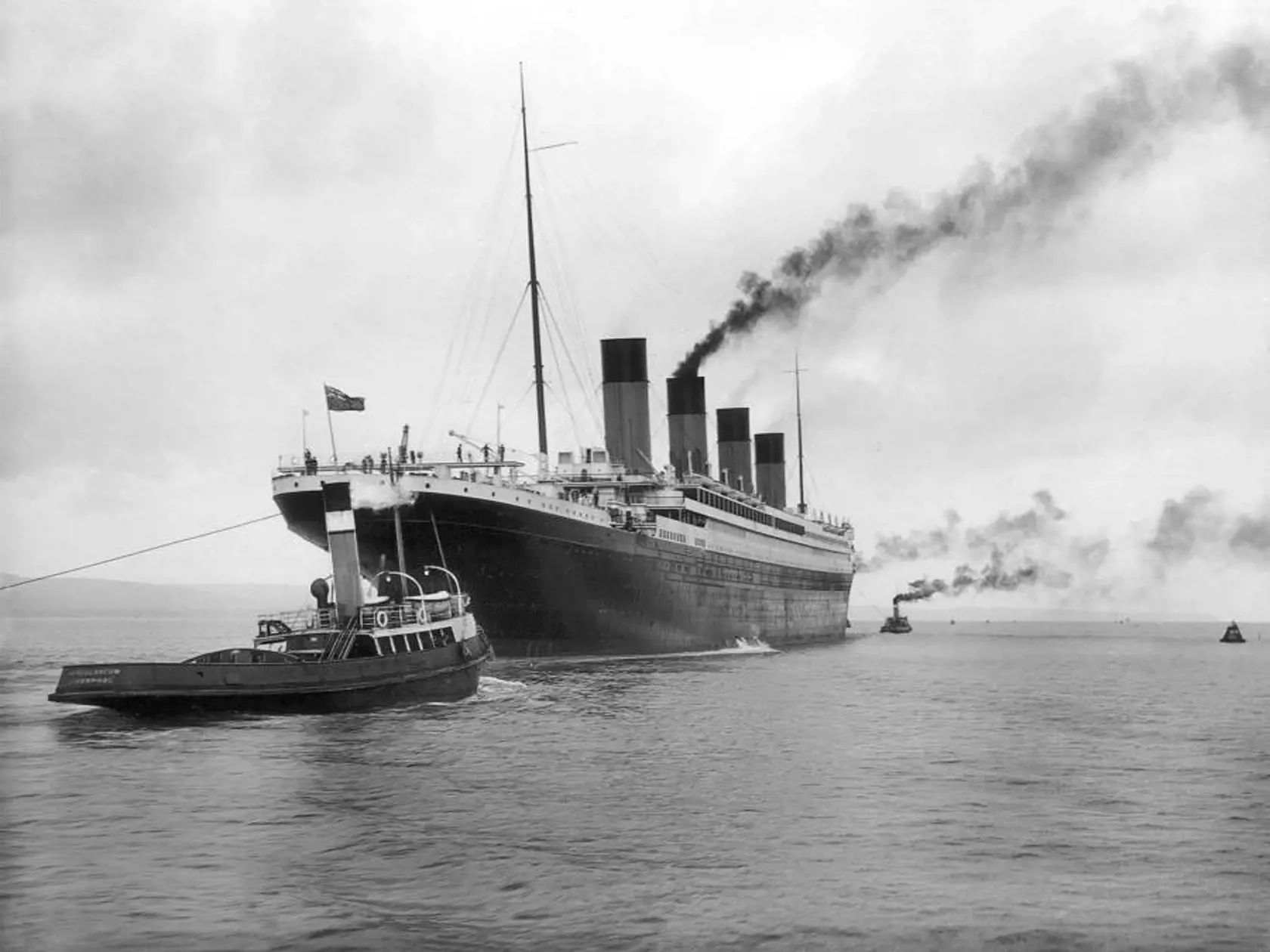Titanic opúšťa lodenice v Belfaste a vydáva sa na skúšobnú plavbu.