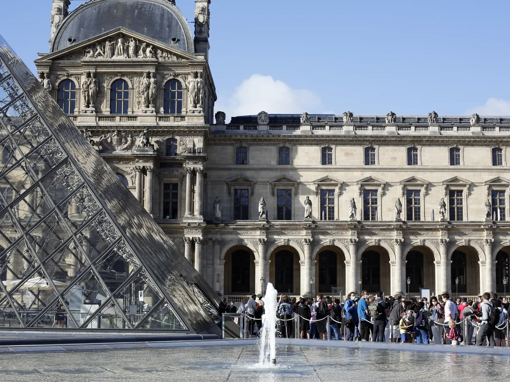KK28 Paríž - Návštevníci čakajú počas znovuotvorenia múzea Louvre v Paríži 6. júla 2020. Parížsky Louvre, najnavštevovanejšie múzeum na svete, otvoril v pondelok väčšinu svojich expozícií po štvormesačnej prestávke spôsobenej pandémiou koronavírusu. Návštevníci budú musieť mať na tvári rúška a ich počet bude obmedzený. Vstupenky si bude potrebné vopred zarezervovať. FOTO TASR/AP
Visitors wait in the Louvre Museum courtyard prior to visit the museum, in Paris, Monday, July 6, 2020. The home of th
