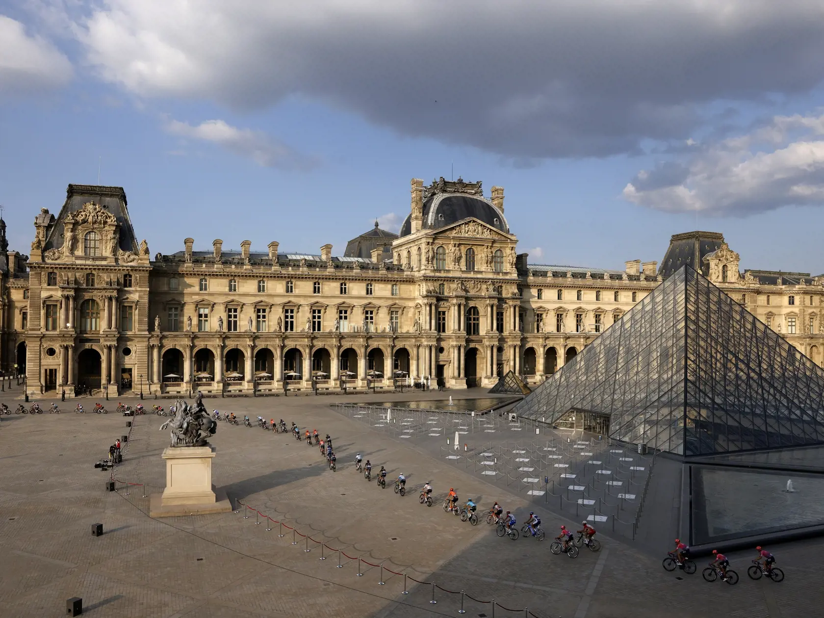 EBE 70 Paríž - Na snímke pelotón cyklistov ide okolo Múzea Louvre v Paríži počas záverečnej 21. etapy 107. ročníka pretekov Tour de France v nedeľu 20. septembra 2020. FOTO TASR/AP
The pack rides through the courtyard of the Louvre museum during the 122 kilometers (75.8 miles) final stage of the Tour de France cycling race between Mantes-la-Jolie and Paris, Sunday Sept. 20, 2020 in Paris. (Yoan Valat, Pool via AP)