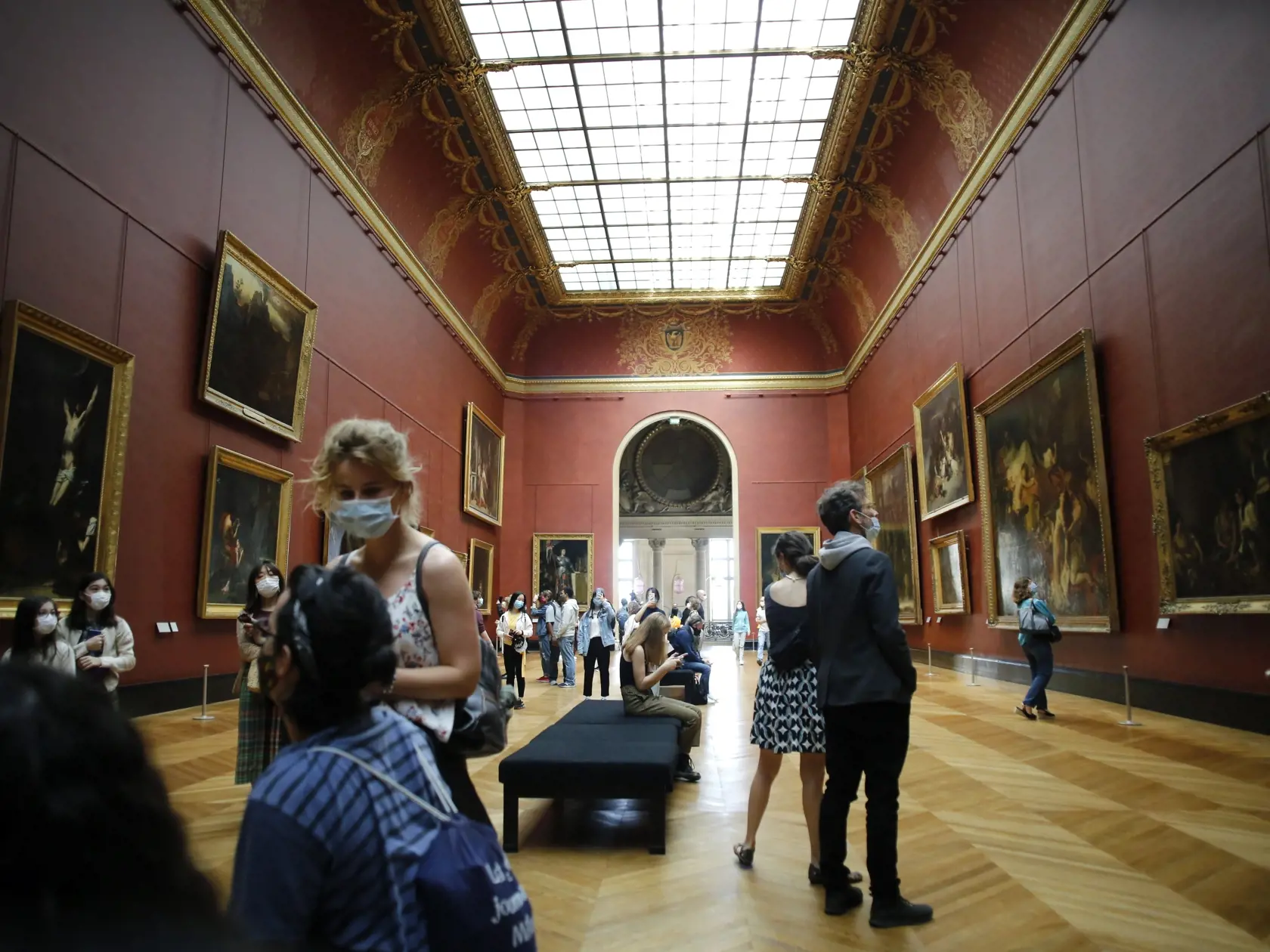 KK33 Paríž - Návštevníci si pozerajú maľby počas znovuotvorenia múzea Louvre v Paríži 6. júla 2020. Parížsky Louvre, najnavštevovanejšie múzeum na svete, otvoril v pondelok väčšinu svojich expozícií po štvormesačnej prestávke spôsobenej pandémiou koronavírusu. Návštevníci budú musieť mať na tvári rúška a ich počet bude obmedzený. Vstupenky si bude potrebné vopred zarezervovať. FOTO TASR/AP
Visitors watch the Leonardo da Vinci's painting Mona Lisa, in Paris, Monday, July 6, 2020. The home of the 