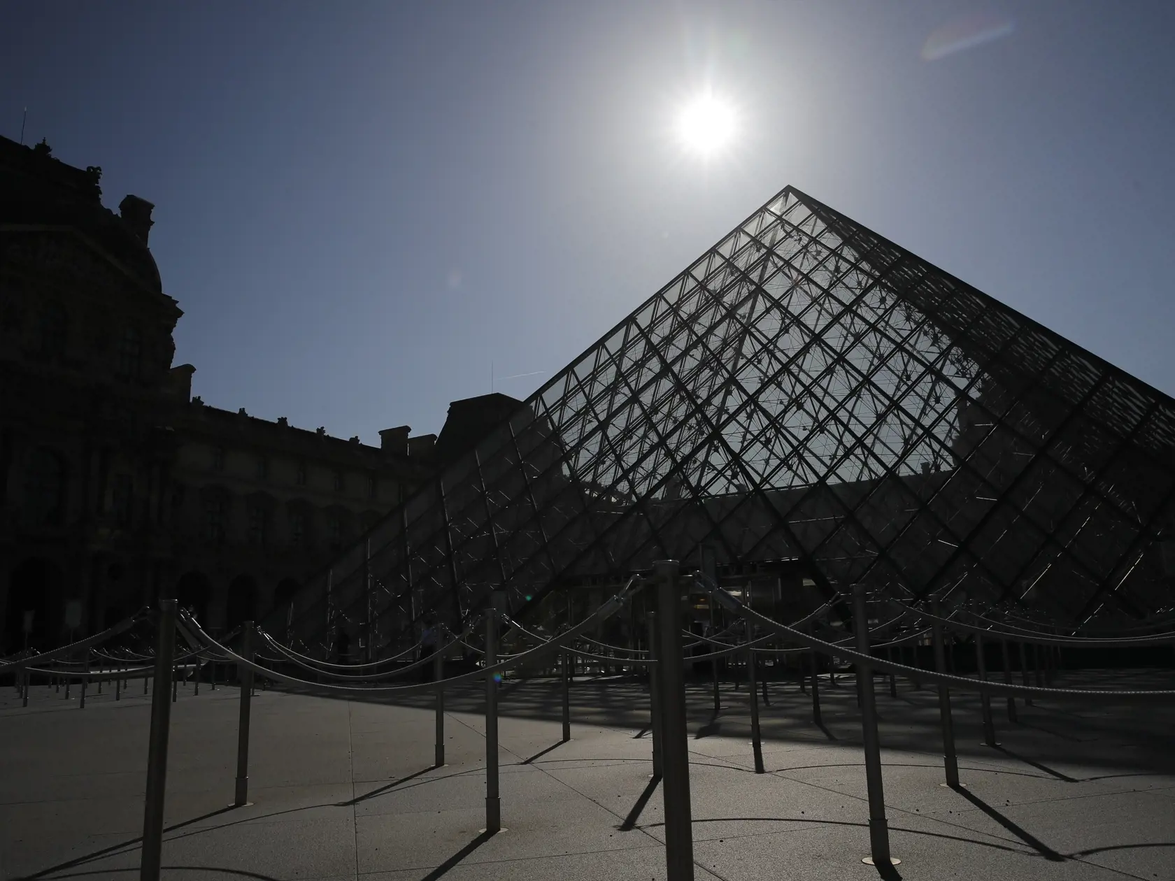 WA 19 archív Paríž - Na archívnej snímke z 23. júna 2020 parížsky Louvre, najnavštevovanejšie múzeum na svete, v pondelok 6. júla opäť otvorí svoje brány. Budú však stále platiť koronavírusové opatrenia a niektoré časti múzejného komplexu zostanú neprístupné. Louvre je zatvorený od 13. marca, následkom čoho prišla táto inštitúcia o viac než 40 miliónov eur zo vstupného, uviedol riaditeľ Louvru Jean-Luc Martinez, ktorého v sobotu citovala tlačová agentúra AFP. FOTO TASR/AP

The pyramid of the Lou