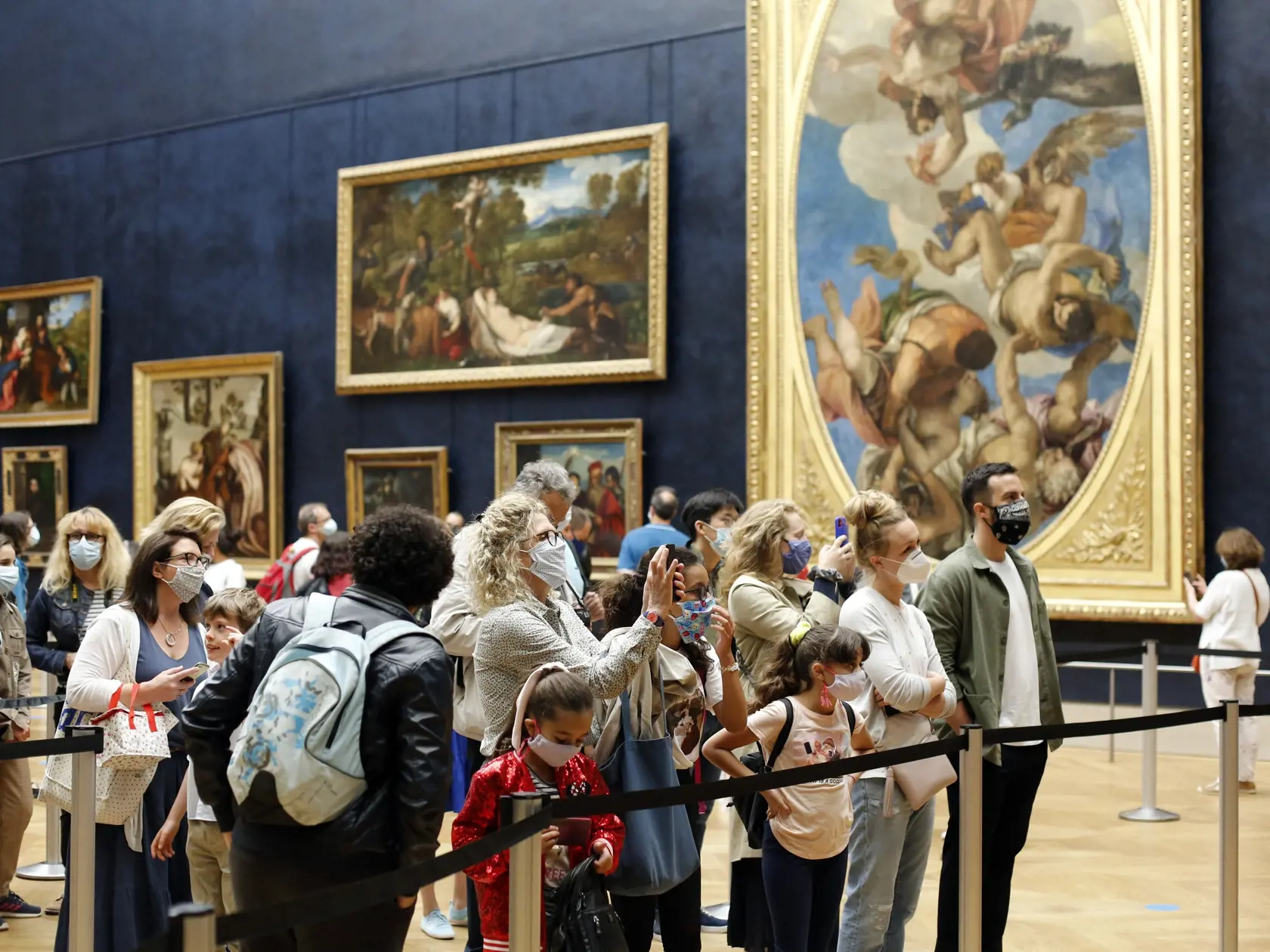 KK32 Paríž - Návštevníci si pozerajú obraz Mona Líza od Leonarda da Vinciho počas znovuotvorenia múzea Louvre v Paríži 6. júla 2020. Parížsky Louvre, najnavštevovanejšie múzeum na svete, otvoril v pondelok väčšinu svojich expozícií po štvormesačnej prestávke spôsobenej pandémiou koronavírusu. Návštevníci budú musieť mať na tvári rúška a ich počet bude obmedzený. Vstupenky si bude potrebné vopred zarezervovať. FOTO TASR/AP
Visitors watch the Leonardo da Vinci's painting Mona Lisa, in Paris, Monda