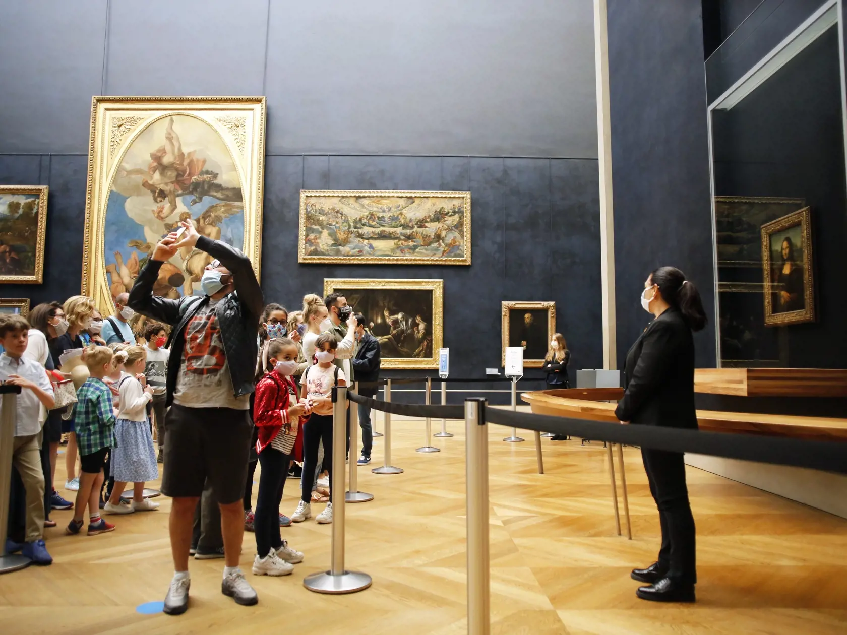 KK29 Paríž - Návštevníci si pozerajú obraz Mona Líza od Leonarda da Vinciho počas znovuotvorenia múzea Louvre v Paríži 6. júla 2020. Parížsky Louvre, najnavštevovanejšie múzeum na svete, otvoril v pondelok väčšinu svojich expozícií po štvormesačnej prestávke spôsobenej pandémiou koronavírusu. Návštevníci budú musieť mať na tvári rúška a ich počet bude obmedzený. Vstupenky si bude potrebné vopred zarezervovať. FOTO TASR/AP
Visitors watch the Leonardo da Vinci's painting Mona Lisa, in Paris, Monda