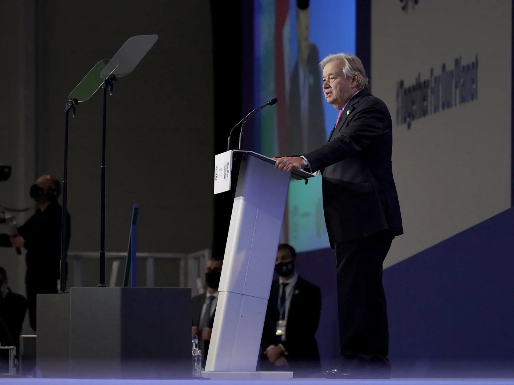 KK32 Glasgow - Generálny tajomník OSN António Guterres hovorí počas otváracieho ceremoniálu na klimatickom summite COP26 v škótskom Glasgowe v pondelok 1. novembra 2021.  V Glasgowe sa v nedeľu oficiálne začal klimatický summit OSN COP26, ktorý potrvá do 12. novembra. FOTO TASR/AP