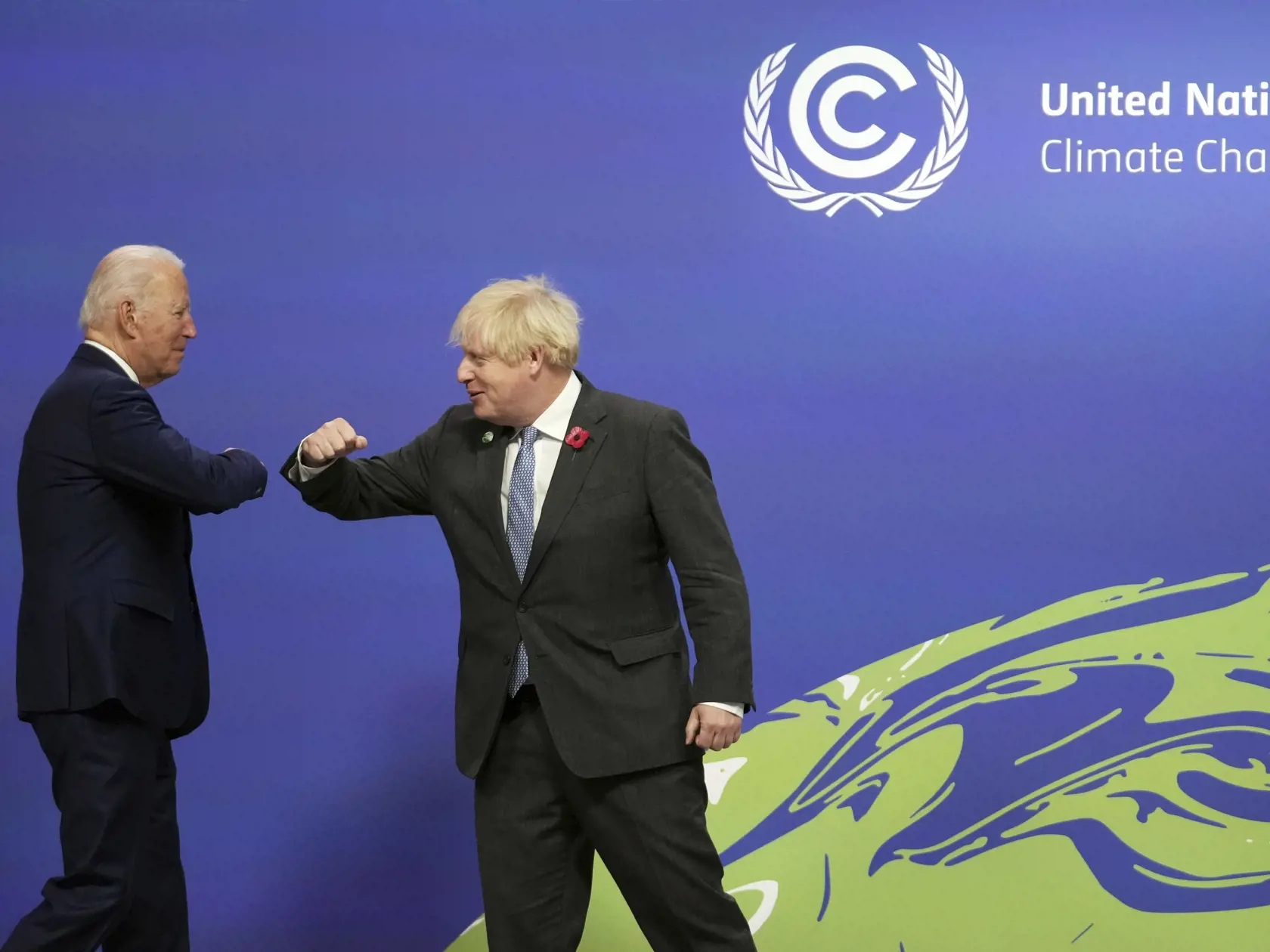 KK28 Glasgow - Zľava americký prezident Joe Biden a britský premiér Boris Johnson sa zdravia na klimatickom summite COP26 v škótskom Glasgowe v pondelok 1. novembra 2021.  V Glasgowe sa v nedeľu oficiálne začal klimatický summit OSN COP26, ktorý potrvá do 12. novembra. FOTO TASR/AP