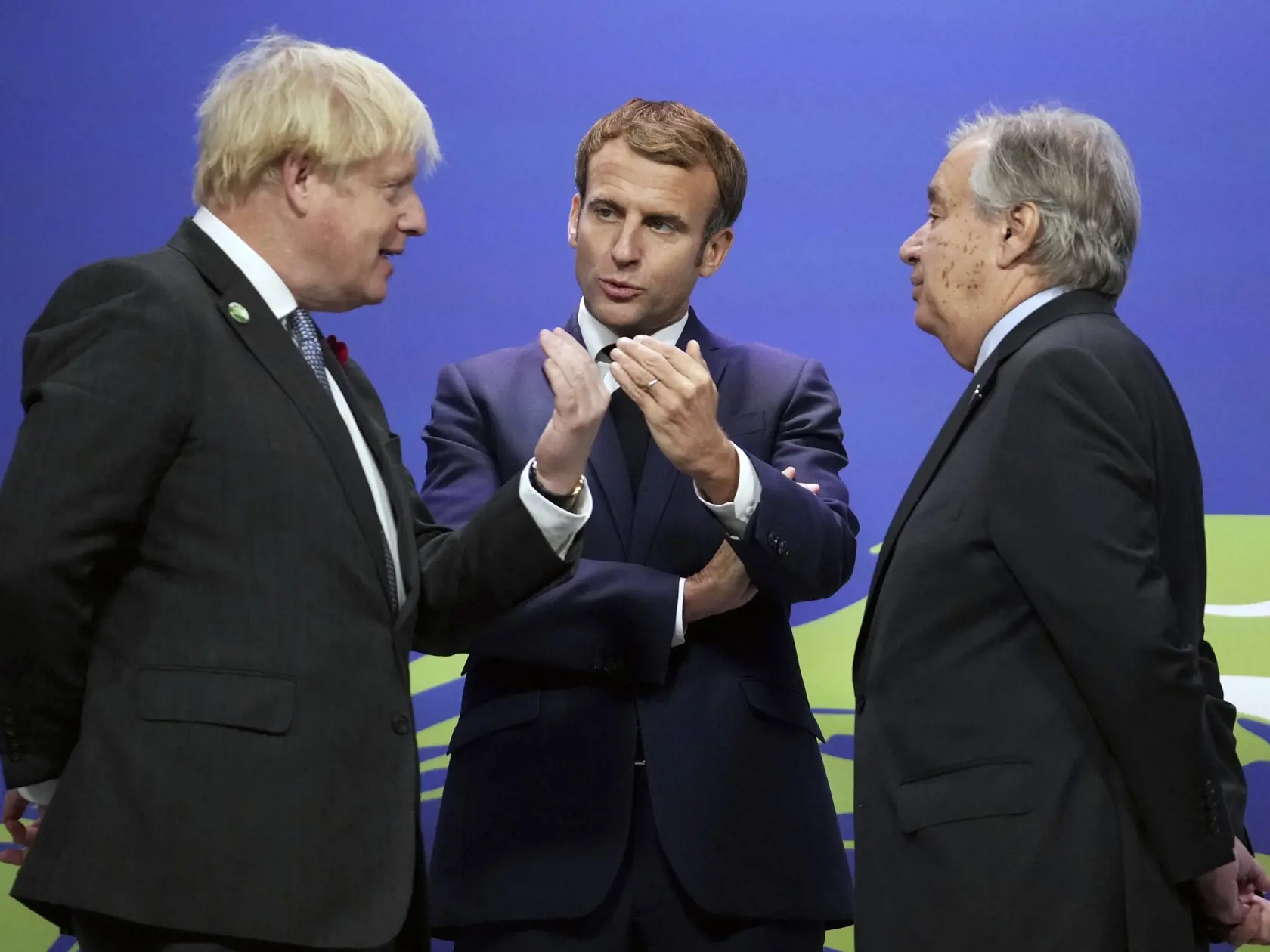 KK21 Glasgow - Zľava britský premiér Boris Johnson, francúzsky prezident Emmanuel Macron a generálny tajomník OSN António Guterres sa rozprávajú na klimatickom summite COP26 v škótskom Glasgowe v pondelok 1. novembra 2021.  V Glasgowe sa v nedeľu oficiálne začal klimatický summit OSN COP26, ktorý potrvá do 12. novembra. FOTO TASR/AP