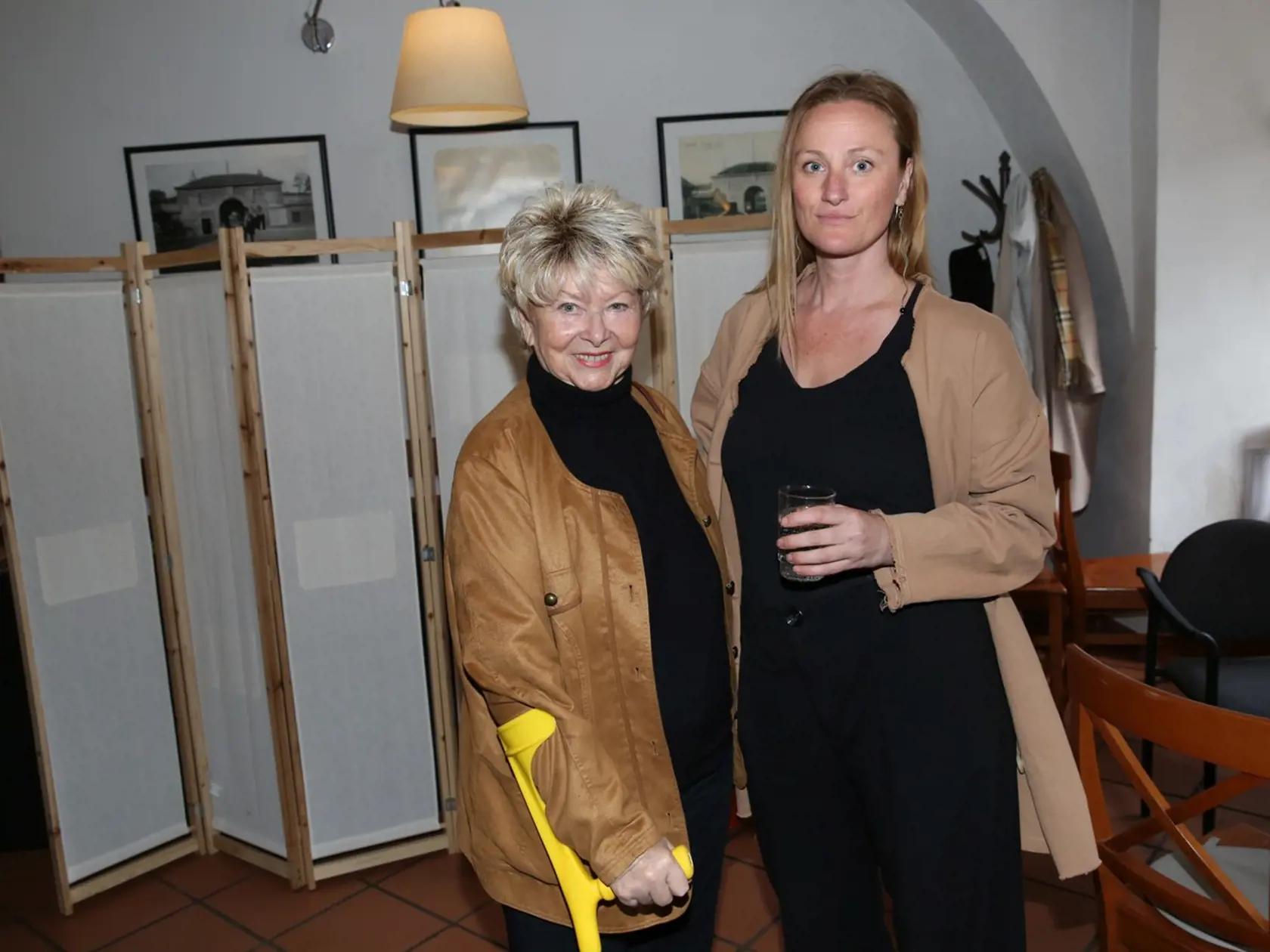 Apríl 2024: Alena Vránová - takto dnes vyzerá 92-ročná predstaviteľka Pyšnej princeznej. Na snímke s jej vnučkou.