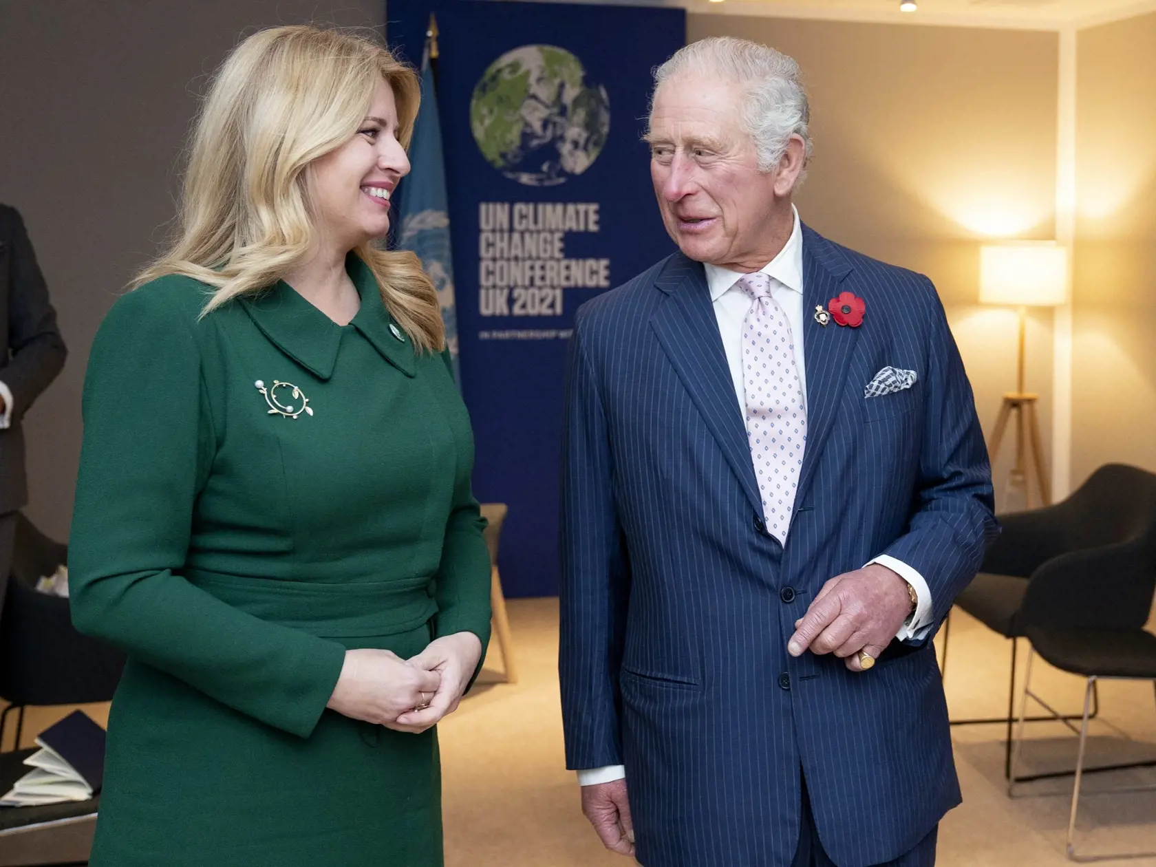 KK51 Glasgow - Britský princ Charles a slovenská prezidentka Zuzana Čaputová sa zdravia pred stretnutím na klimatickom summite COP26 v škótskom Glasgowe v pondelok 1. novembra 2021.  V Glasgowe sa v nedeľu oficiálne začal klimatický summit OSN COP26, ktorý potrvá do 12. novembra. FOTO TASR/AP