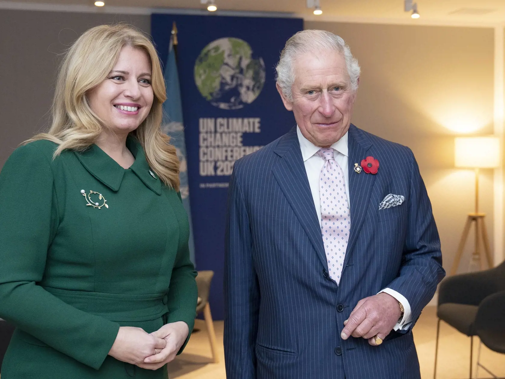 KK52 Glasgow - Britský princ Charles a slovenská prezidentka Zuzana Čaputová sa zdravia pred stretnutím na klimatickom summite COP26 v škótskom Glasgowe v pondelok 1. novembra 2021.  V Glasgowe sa v nedeľu oficiálne začal klimatický summit OSN COP26, ktorý potrvá do 12. novembra. FOTO TASR/AP