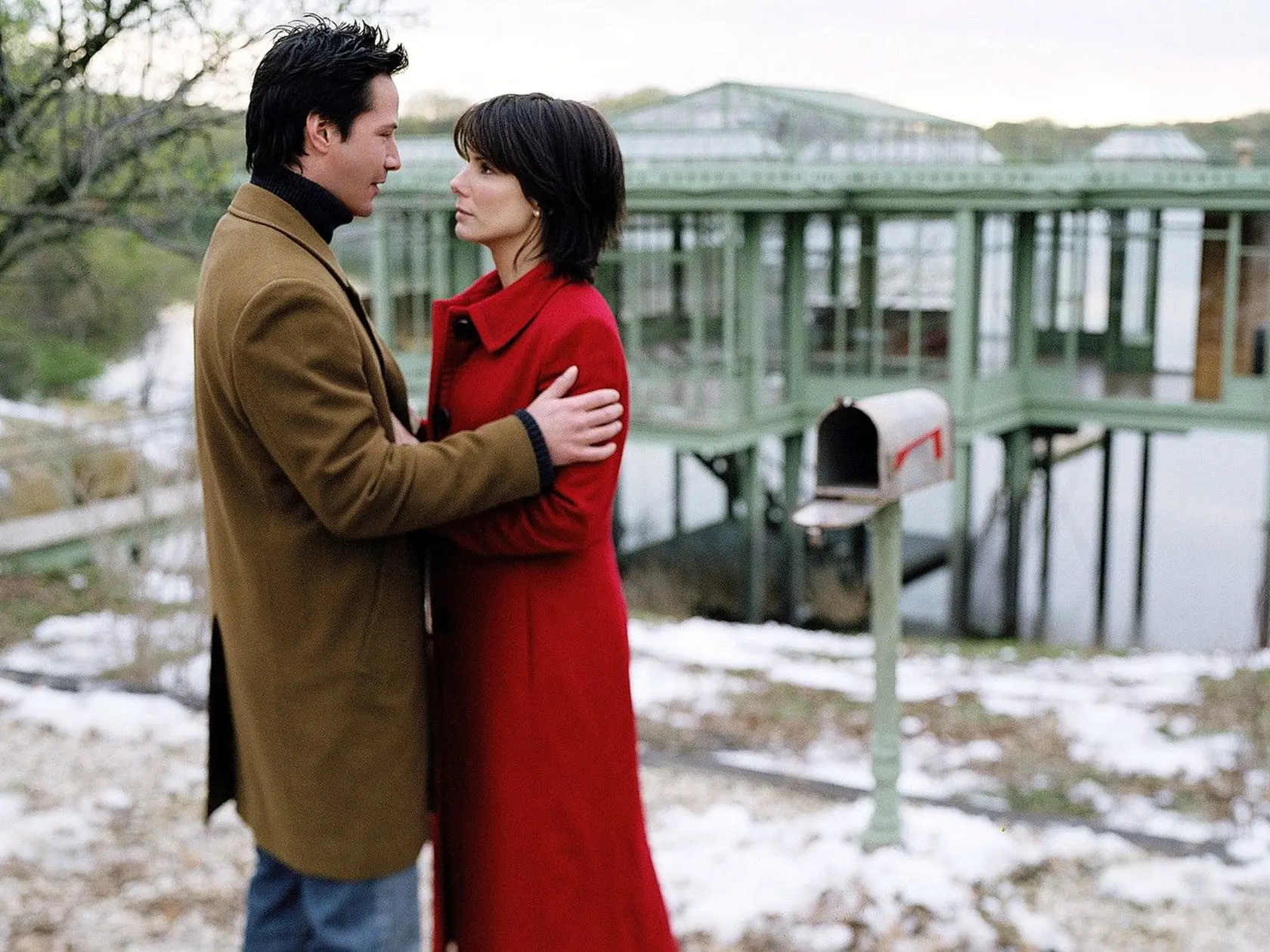 Keanu Reeves a Sandra Bullock vo filme Dom pri jazere.