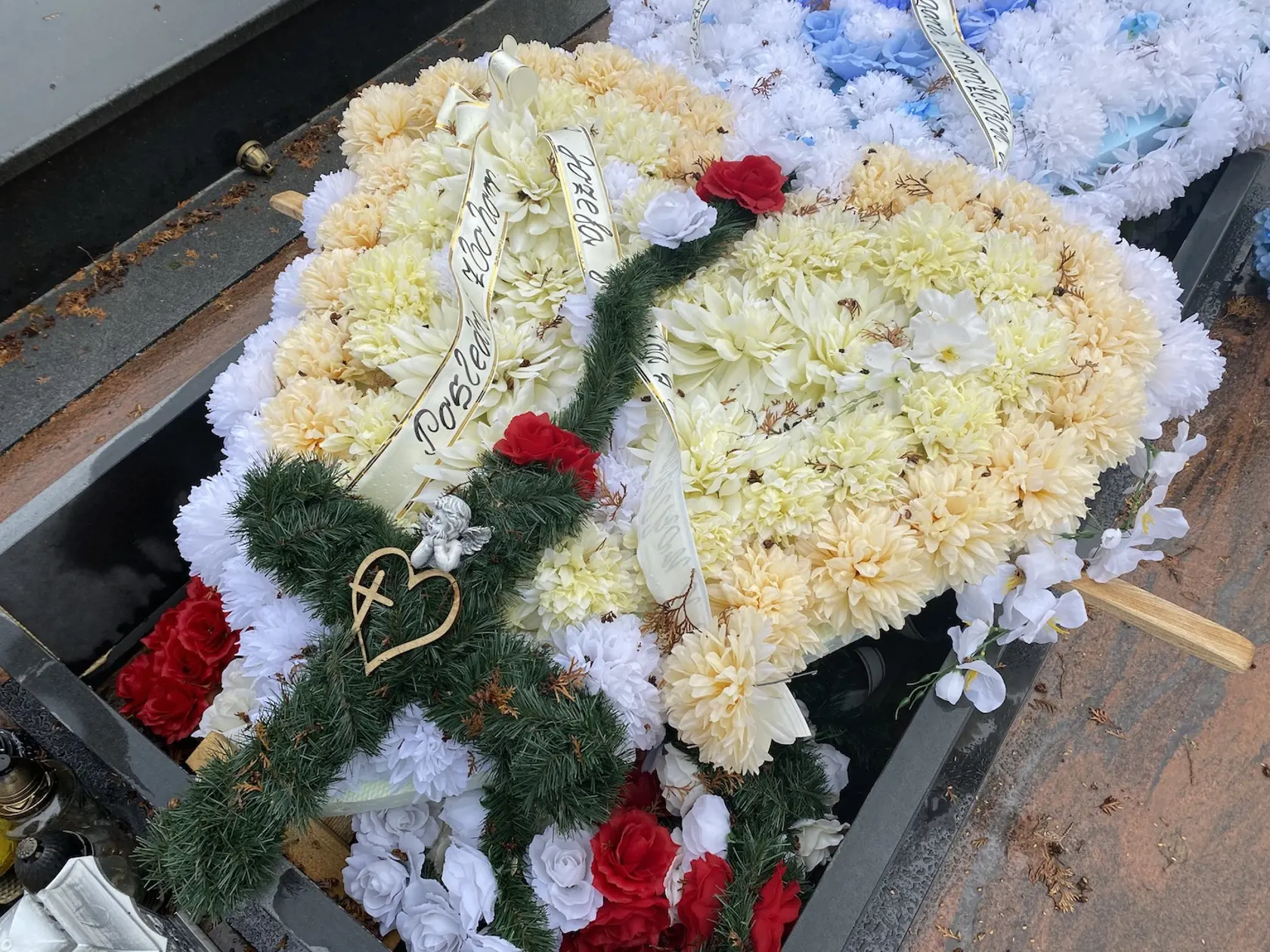 Čím väčšie, tým lepšie. Takýmito pravidla sa riadia niektorí Rómovia na východe pri výzdobe hrobov svojich zosnulých príbuzných.