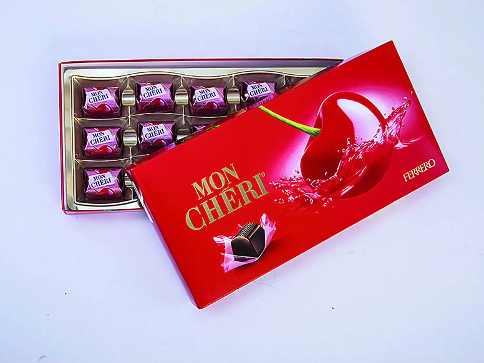 Mon Cheri
Ferrero, 157,5 g
Cena za 100 g/ 2,85 €
Krajina pôvodu/ Nemecko
Zloženie/ horká čokoláda 49 %, celé čerešne 18 %, likér 13 %
Energia v 100 g/ 1 902 kJ
Redakcia hodnotí: Jednotlivo balené hranaté bonbóny z tmavej čokolády. Čokoláda je jemná, chrumkavá a správne horká. Vnútri je veľa náplne s veľkou šťavnatou čerešňou a s aromatickým, pikantným, sladkastým likérom. Celková chuť je lahodná, dobre vyladená, cítiť v nej horkosť čokolády i kvalitný alkohol.

