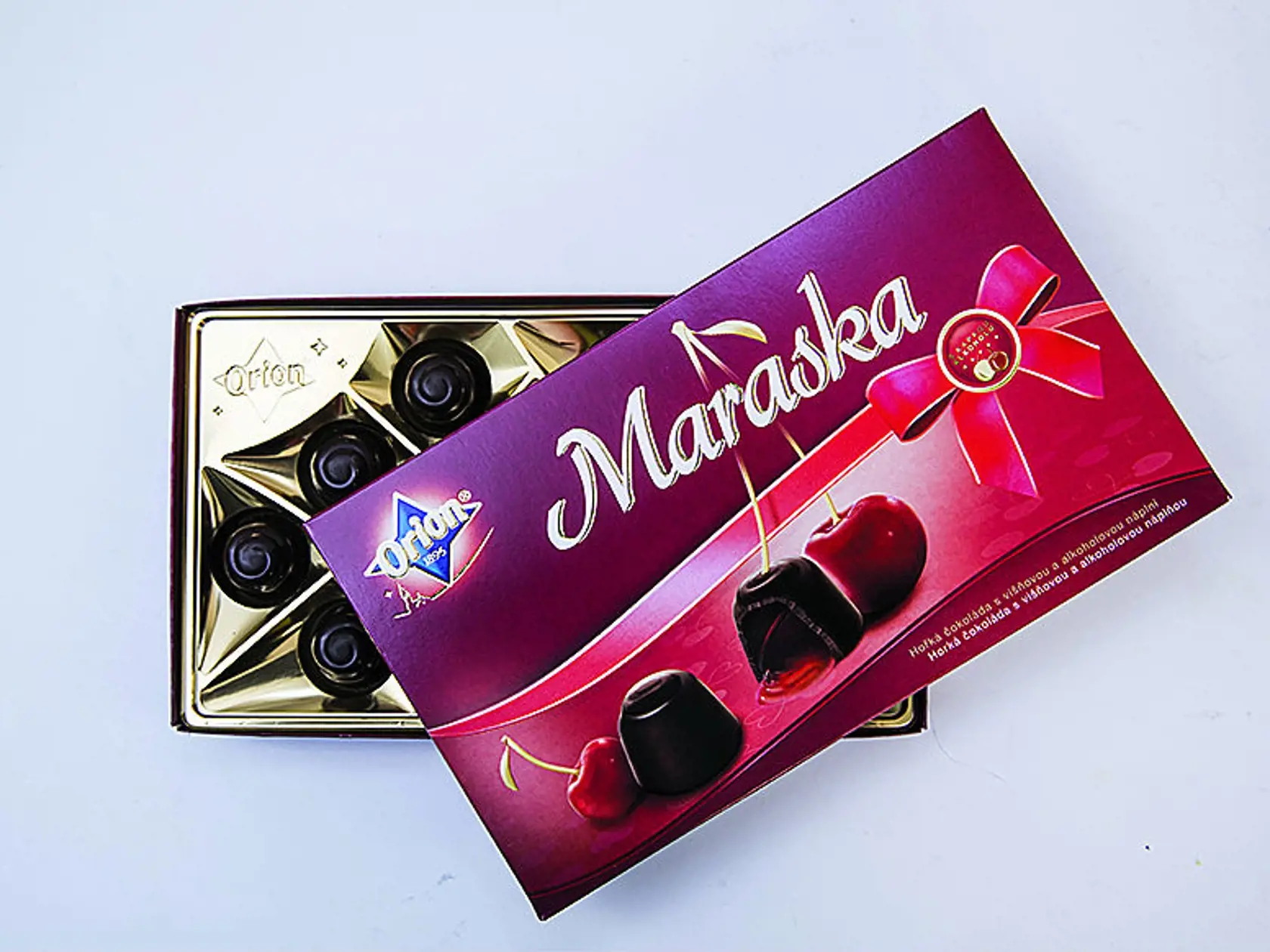 Maraska
0rion, 137 g
Cena za 100 g/ 1,45 €
Krajina pôvodu/ Česko
Zloženie/ horká čokoláda 60 %, višne 19 %, alkoholová náplň 21 %
Energia v 100 g/ 1 753 kJ
Redakcia hodnotí: Menšie bonbóny elegantného tvaru z tmavej lesklej čokolády. Čokoláda je výrazne horká, ale zároveň jemná a krémová. V náplni je dobrý pomer višní a hustého, primerane sladkého likéru. Chuť náplne je jemná a vyvážená, spolu s horkou čokoládou tvorí harmonický celok.
