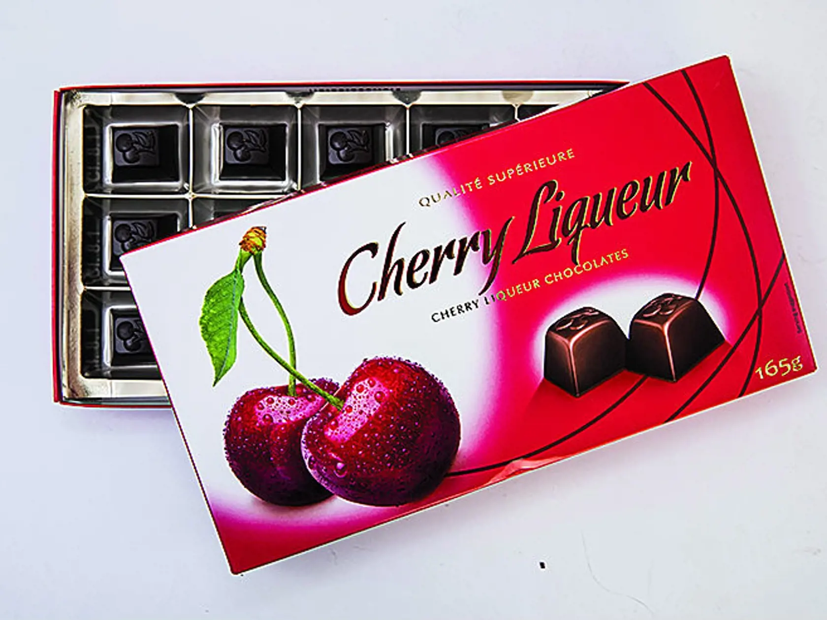 Cherry Liqueur
Lidl, 165 g
Cena za 100 g/ 0,61 €
Predáva/ Lidl Krajina pôvodu/ Nemecko
Zloženie/ horká čokoláda 57 %, višne 13 %, likér 12 %
Energia v 100 g/ 1 840 kJ
Redakcia hodnotí: Hranaté bonbóny z hrubšej tmavej čokolády. Čokoláda je primerane horkastá, s ľahkým smotanovým akcentom, príjemne sa rozpúšťa. Višňa je drobnejšia, šťavnatá, likér redší, ale chuťovo výrazný, mierne cítiť alkohol. Chutné bonbóny s dobrým pomerom náplne a čokolády. 

