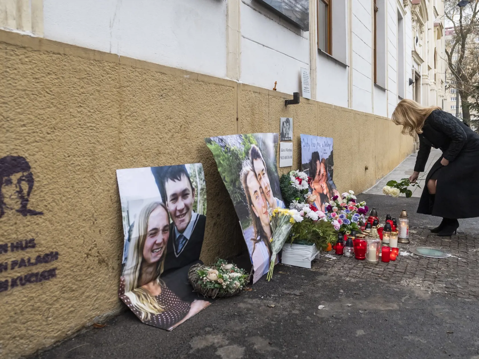 Na snímke prezidentka SR Zuzana Čaputová počas uctenia si pamiatky Jána Kuciaka a Martiny Kušnírovej položením kvetov a zapálením sviečky na symbolickom pietnom mieste na Námestí SNP v Bratislave 21. februára 2021 pri príležitosti 3. výročia ich vraždy.