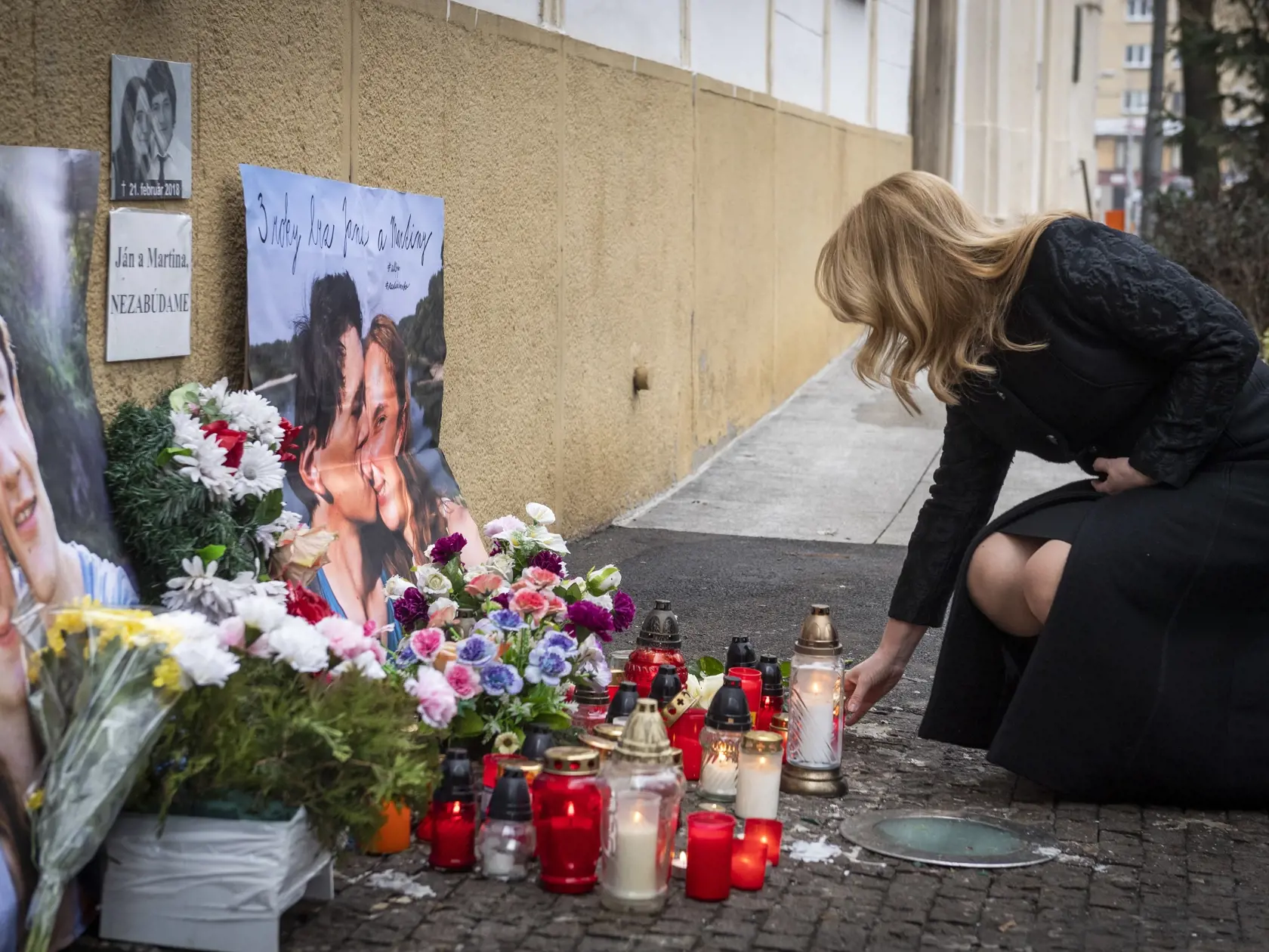 Na snímke prezidentka SR Zuzana Čaputová počas uctenia si pamiatky Jána Kuciaka a Martiny Kušnírovej položením kvetov a zapálením sviečky na symbolickom pietnom mieste na Námestí SNP v Bratislave 21. februára 2021 pri príležitosti 3. výročia ich vraždy.