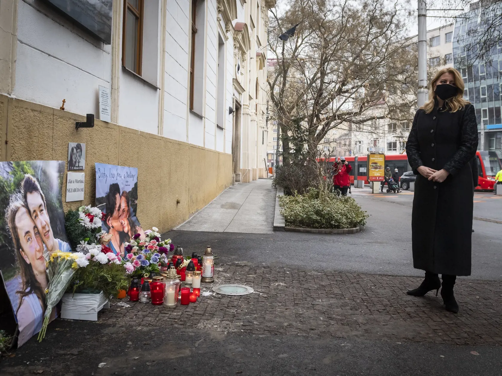 Na snímke prezidentka SR Zuzana Čaputová počas uctenia si pamiatky Jána Kuciaka a Martiny Kušnírovej položením kvetov a zapálením sviečky na symbolickom pietnom mieste na Námestí SNP v Bratislave 21. februára 2021 pri príležitosti 3. výročia ich vraždy.