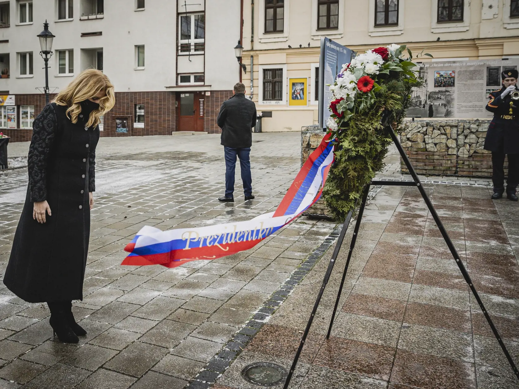 Prezidentka Zuzana Čaputová si pri príležitosti medzinárodného dňa uctila pamiatku obetí holokaustu pri pamätníku na Rybnom námestí v Bratislave. 