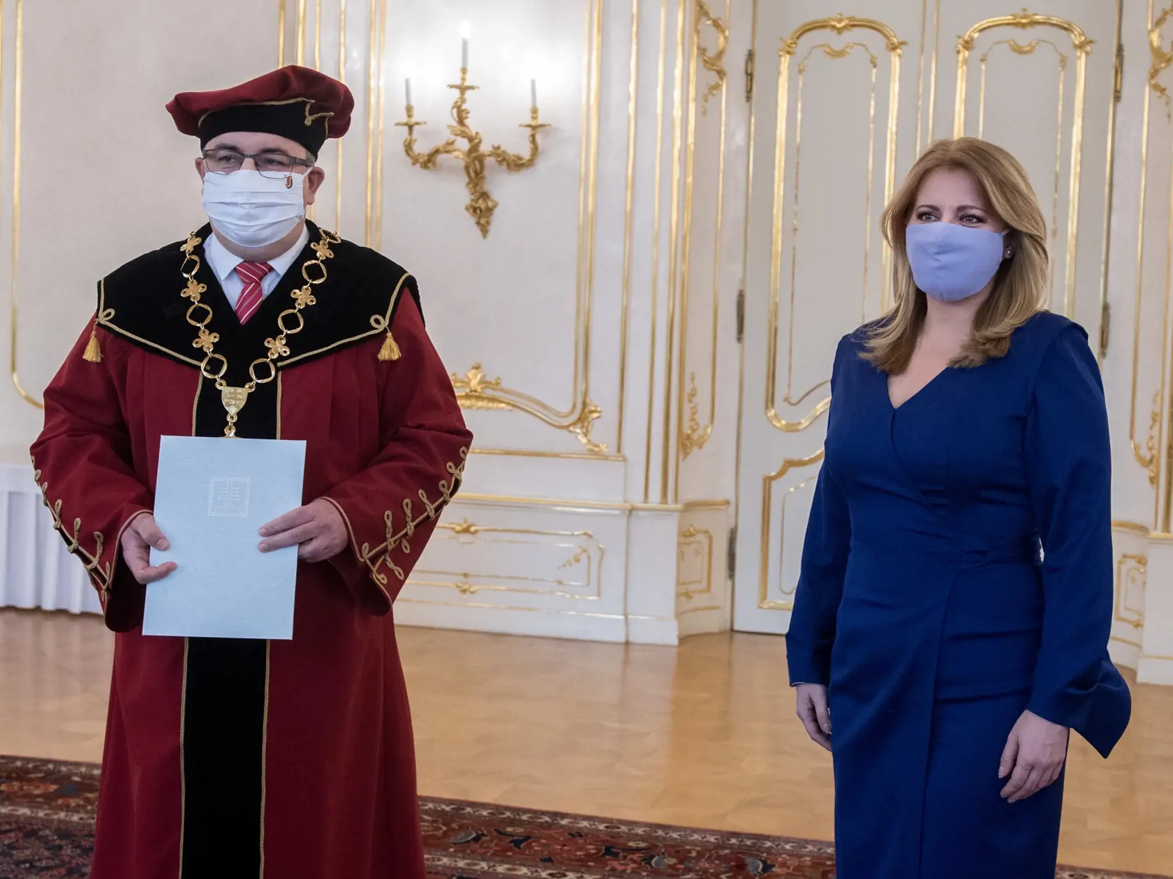 Na snímke prezidentka SR Zuzana Čaputová, ktorá vymenovala dvoch rektorov vysokých škôl - Györgyho Juhásza (vľavo) do funkcie rektora Univerzity J. Selyeho v Komárne a Jozefa Habánika (nie je na snímke) do funkcie rektora Trenčianskej univerzity Alexandra Dubčeka v Trenčíne.