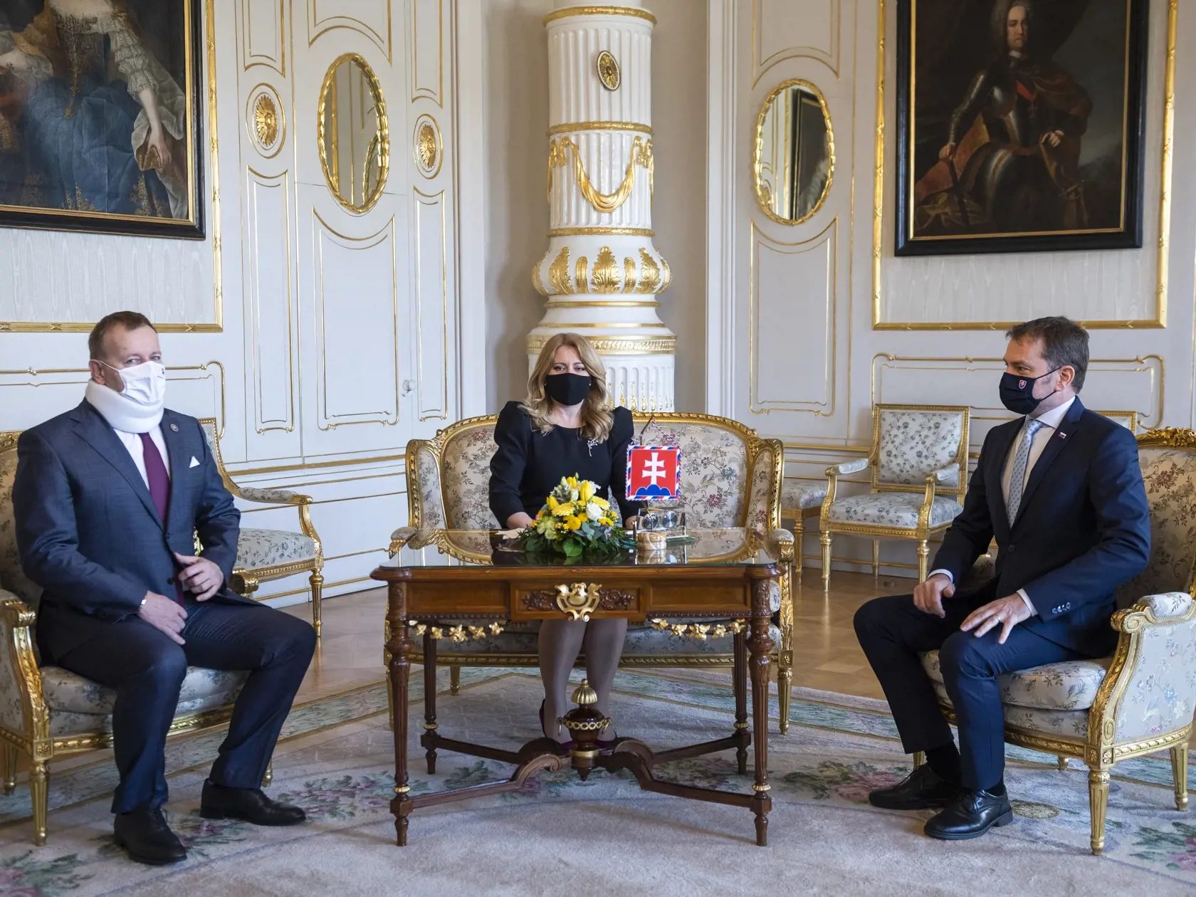 Na snímke zľava predseda NRSR Boris Kollár (Sme rodina), prezidentka SR Zuzana Čaputová a predseda vlády SR Igor Matovič (OĽaNO) počas stretnutia troch najvyšších ústavných činiteľov ku koronakríze v Prezidentskom paláci v Bratislave 23. februára 2021.