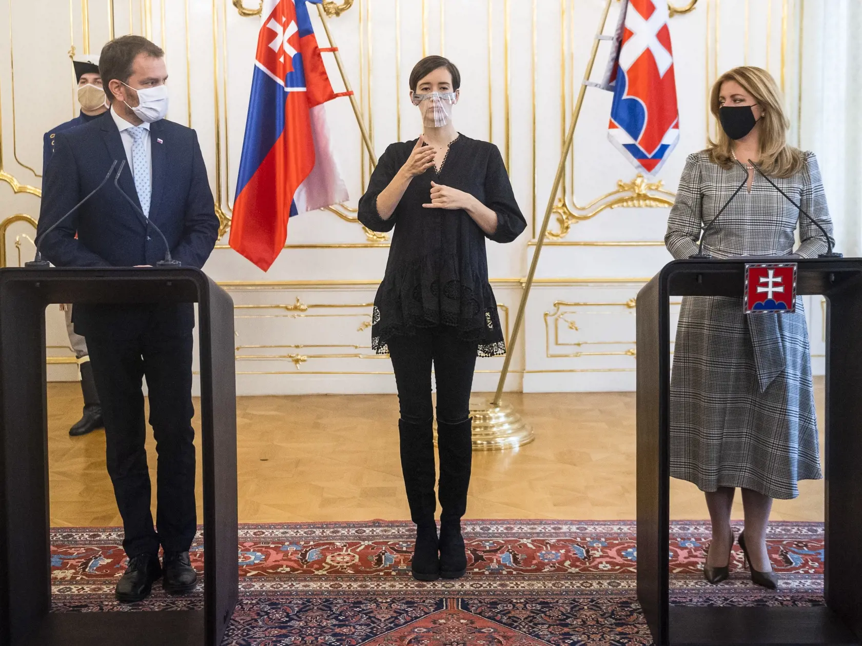 Na snímke prezidentka SR Zuzana Čaputová a predseda vlády SR Igor Matovič počas tlačovej konferencie k záverom ich utorkového stretnutia, uprostred prekladateľka slovenského posunkového jazyka Barbora Randušková, v stredu 4. novembra 2020 v Bratislave.