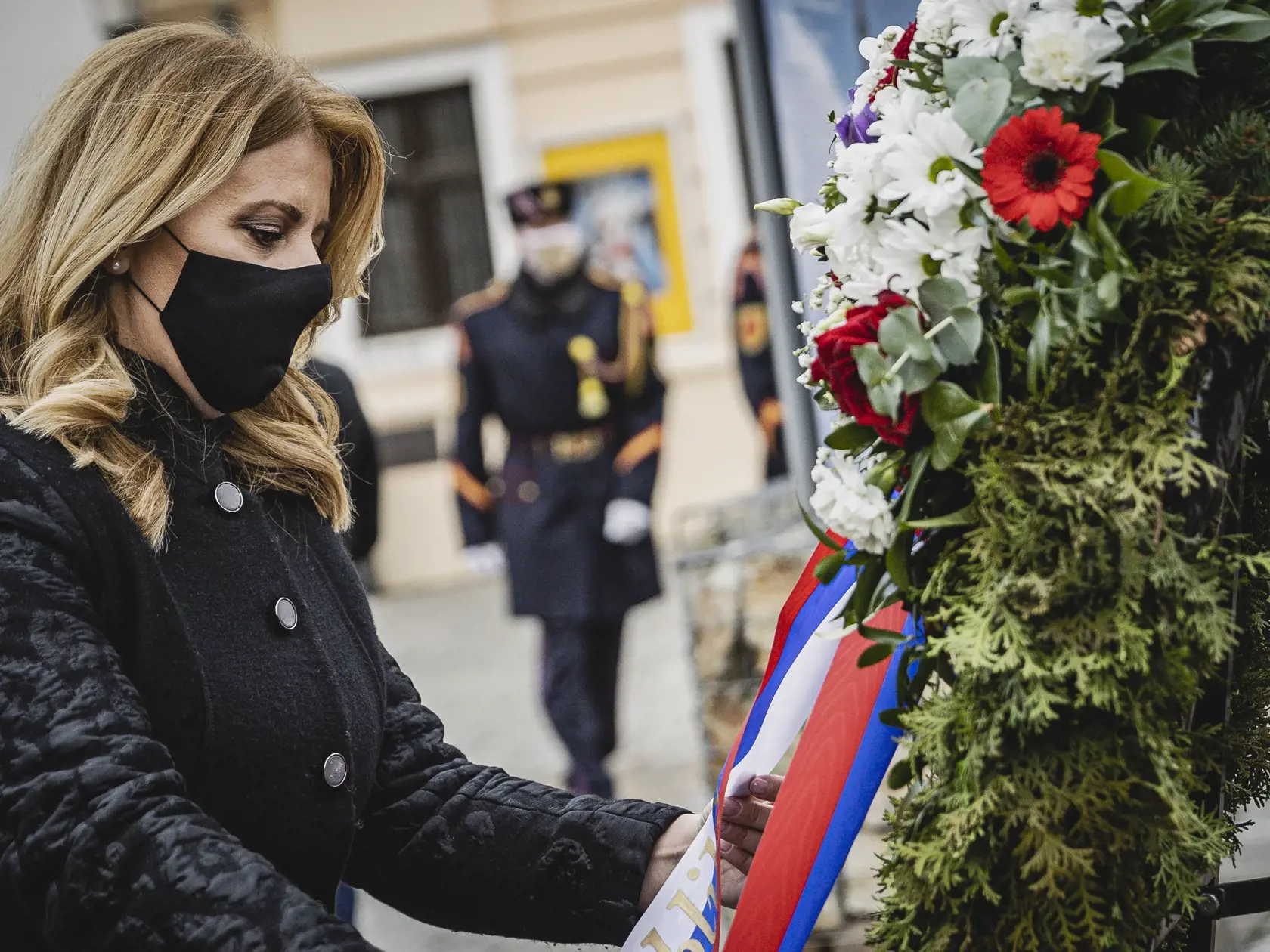 Prezidentka Zuzana Čaputová si pri príležitosti medzinárodného dňa uctila pamiatku obetí holokaustu pri pamätníku na Rybnom námestí v Bratislave. 
