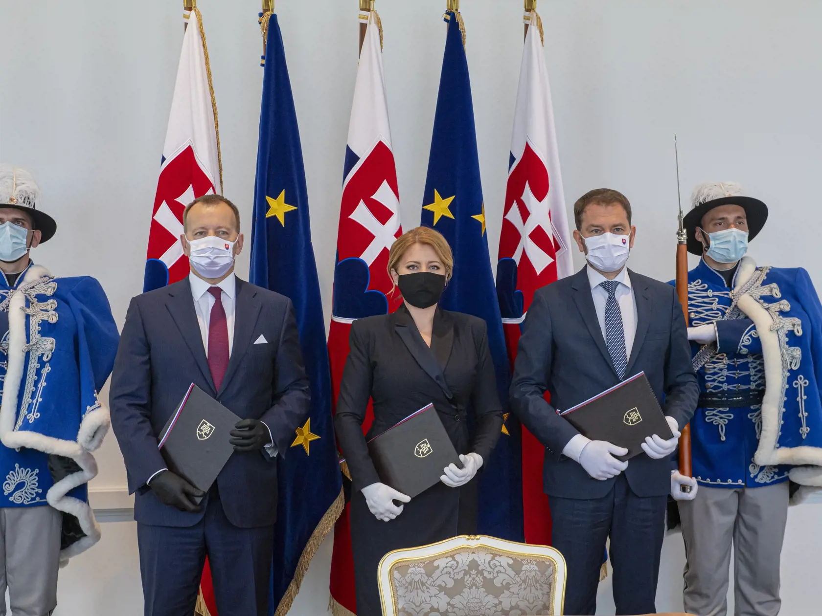 Slávnostné podpísanie Deklarácie o zahranično-politickom smerovaní SR najvyššími ústavnými činiteľmi SR. Na snímke predseda NR SR Boris Kollár, prezidentka SR Zuzana Čaputová, predseda vlády SR Igor Matovič.  Bratislava, 9. mája 2020.