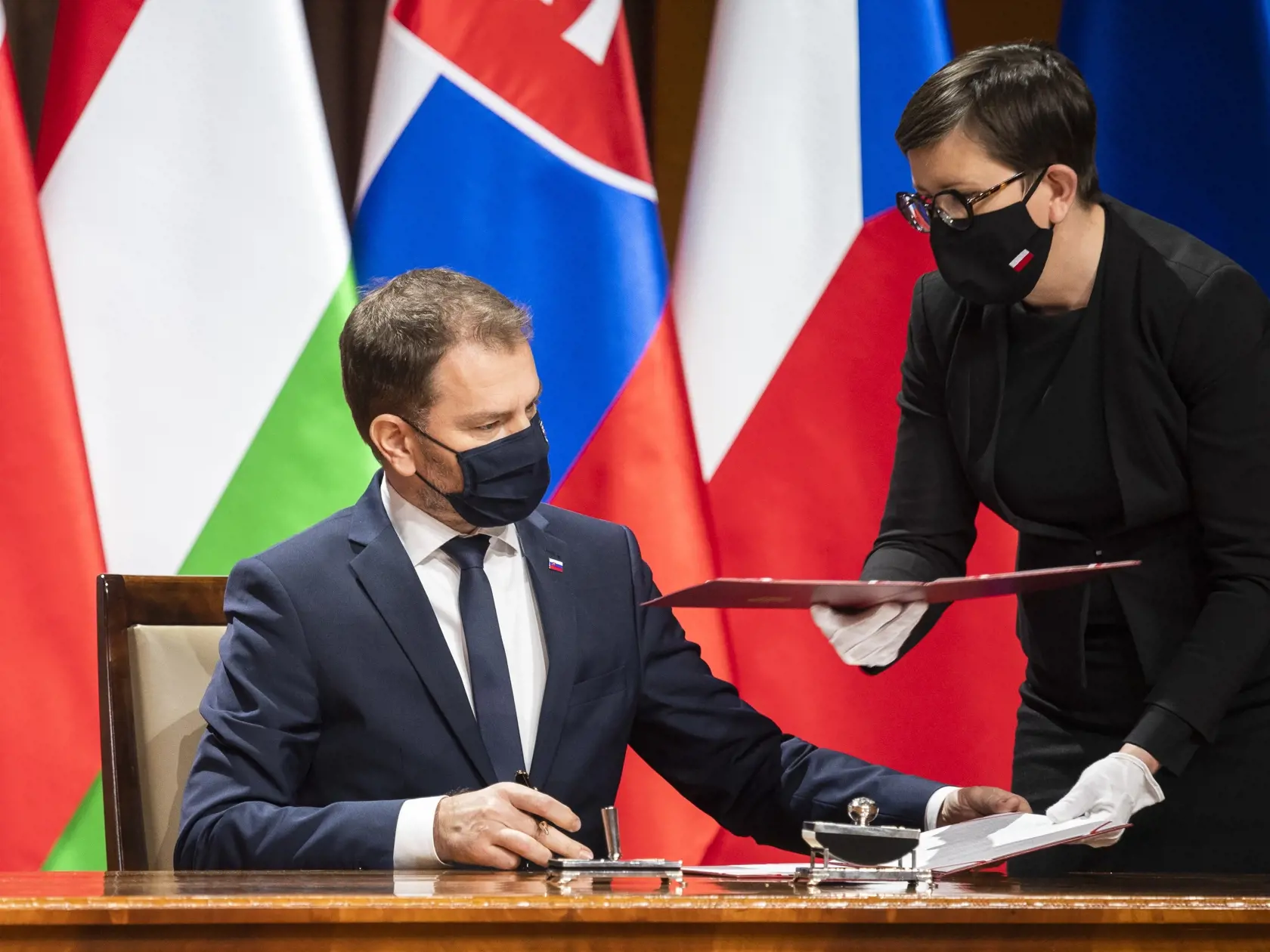 Na snímke slovenský predseda vlády Igor Matovič počas podpisu deklarácií výročnej a digitálnej spolupráce krajín V4 v Krakove 17. februára 2021 pri príležitosti 30. výročia založenia Vyšehradskej skupiny (V4).
