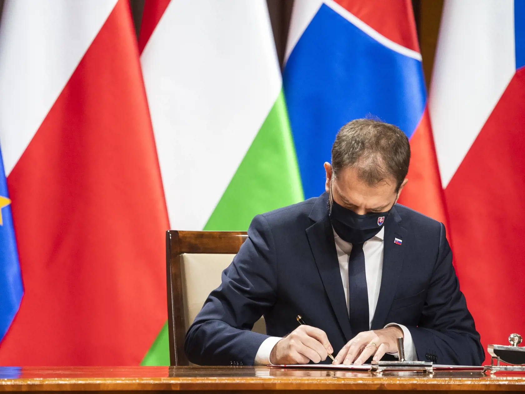 Na snímke slovenský predseda vlády Igor Matovič počas podpisu deklarácií výročnej a digitálnej spolupráce krajín V4 v Krakove 17. februára 2021 pri príležitosti 30. výročia založenia Vyšehradskej skupiny (V4).