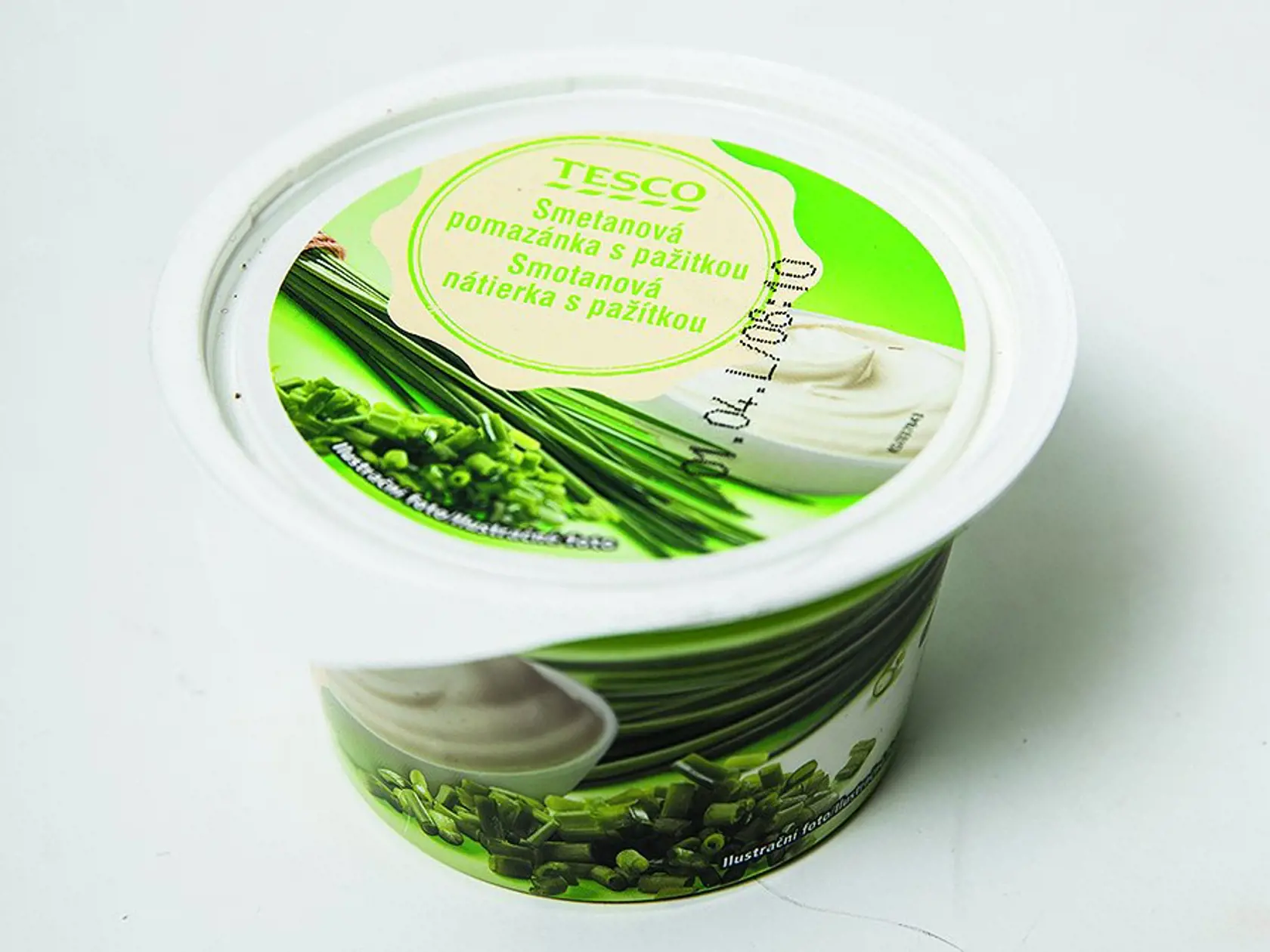 Smotanová nátierka s pažítkou
Tesco, 150 g
Cena za 100 g/ 0,59 € Predáva/ Tesco Krajina pôvodu/ Slovensko
Zloženie/ smotana 93 %, sušené mlieko, zemiakový škrob, sušená srvátka, sušená pažítka 0,5 %, jedlá soľ, smotanová kultúra
Energia v 100 g/ 1 320 kJ Bielkoviny/ 3 g Sacharidy/ 7,2 g Tuky/ 31 g Soľ/ 0,6 g
Redakcia hodnotí: Hustá, krémová nátierka svetlej maslovej farby jemne vonia smotanou. Pažítky je primerané množstvo a je posekaná na väčšie kúsky. Chuť nátierky je dobrá, silno smotano