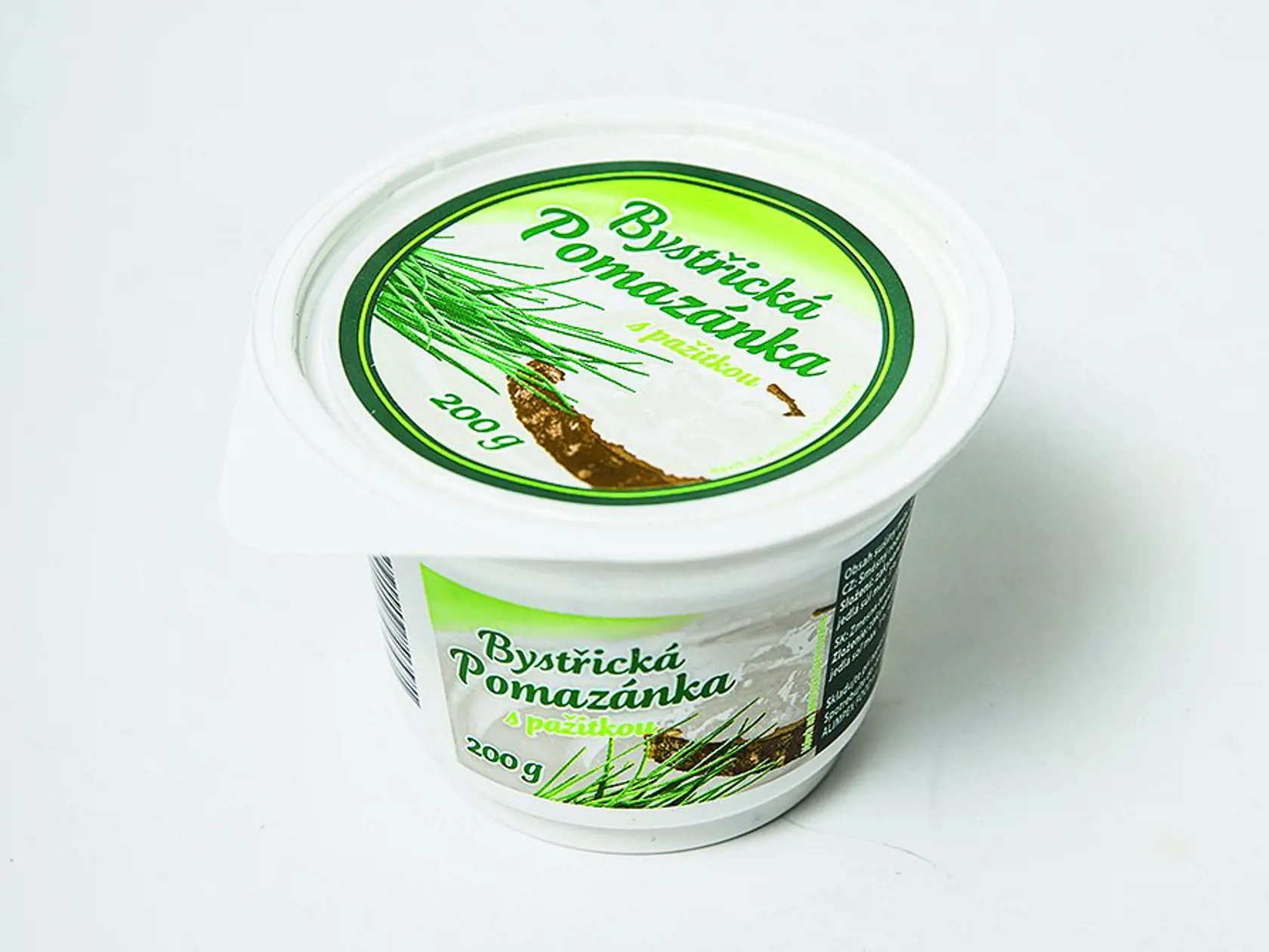 
Bystřická Pomazánka s pažítkou
Alimpex Food, 200 g
Cena za 100 g/ 0,40 € Krajina pôvodu/ Česko
Zloženie/ kyslá smotana 71 %, rastlinný olej (palmový a kokosový) 24 %, sušené mlieko, zemiakový škrob, jedlá soľ, sušená srvátka, sušená pažítka 0,4 %
Energia v 100 g/ 1 090 kJ Bielkoviny/ 2,5 g Sacharidy/ 5 g Tuky/ 26 g Soľ/ 0,85 g
Redakcia hodnotí: Najbelšia nátierka s ľahkou jogurtovou vôňou má stredne hustú konzistenciu a krémovú textúru. Tmavozelená pažítka je pokrájaná na priveľké kúsky. 