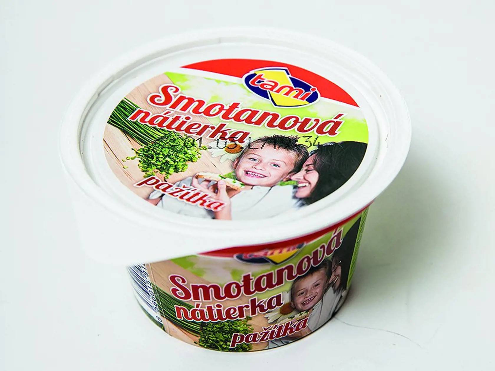 Smotanová nátierka – pažítka
AGRO TAMI, 150 g
Cena za 100 g/ 0,79 € Krajina pôvodu/ Slovensko
Zloženie/ smotana 90 %, sušené mlieko, sušená srvátka, zemiakový škrob, sušená pažítka 0,5 %, jedlá soľ, smotanová kultúra
Energia v 100 g/ 1 317 kJ Bielkoviny/ 2,9 g Sacharidy/ 7,1 g Tuky/ 31 g Soľ/ 0,5 g
Redakcia hodnotí: Najhustejšia nátierka má farbu svetlejšieho masla, príjemnú smotanovo-bylinkovú vôňu a hladkú, krémovú textúru. Svieža, voňavá pažítka je posekaná najemno. Nátierka má lahodnú, 