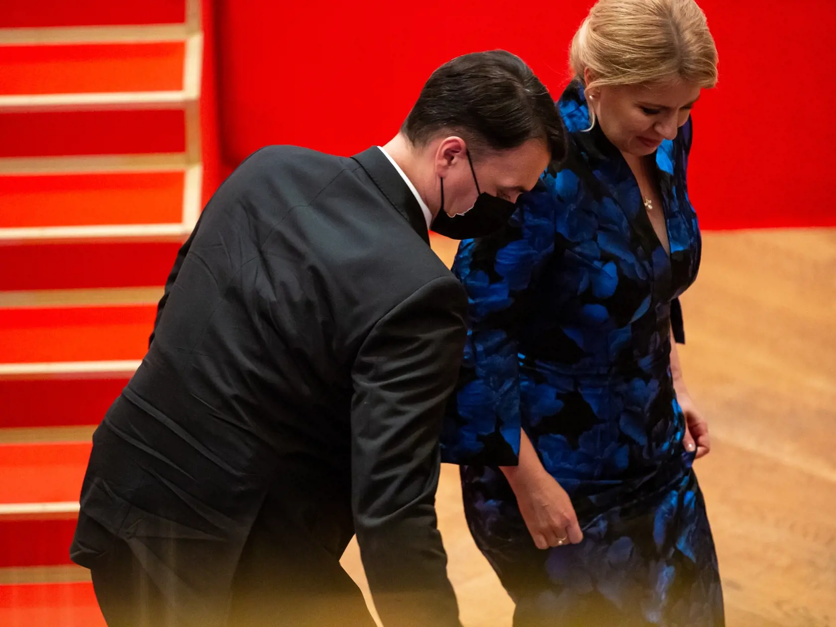 Prezidentka SR Zuzana Čaputová udeľovala štátne vyznamenania v budove Slovenskej filharmónie v Bratislave. Na snímke Zuzana Čaputová a Juraj Rizman.