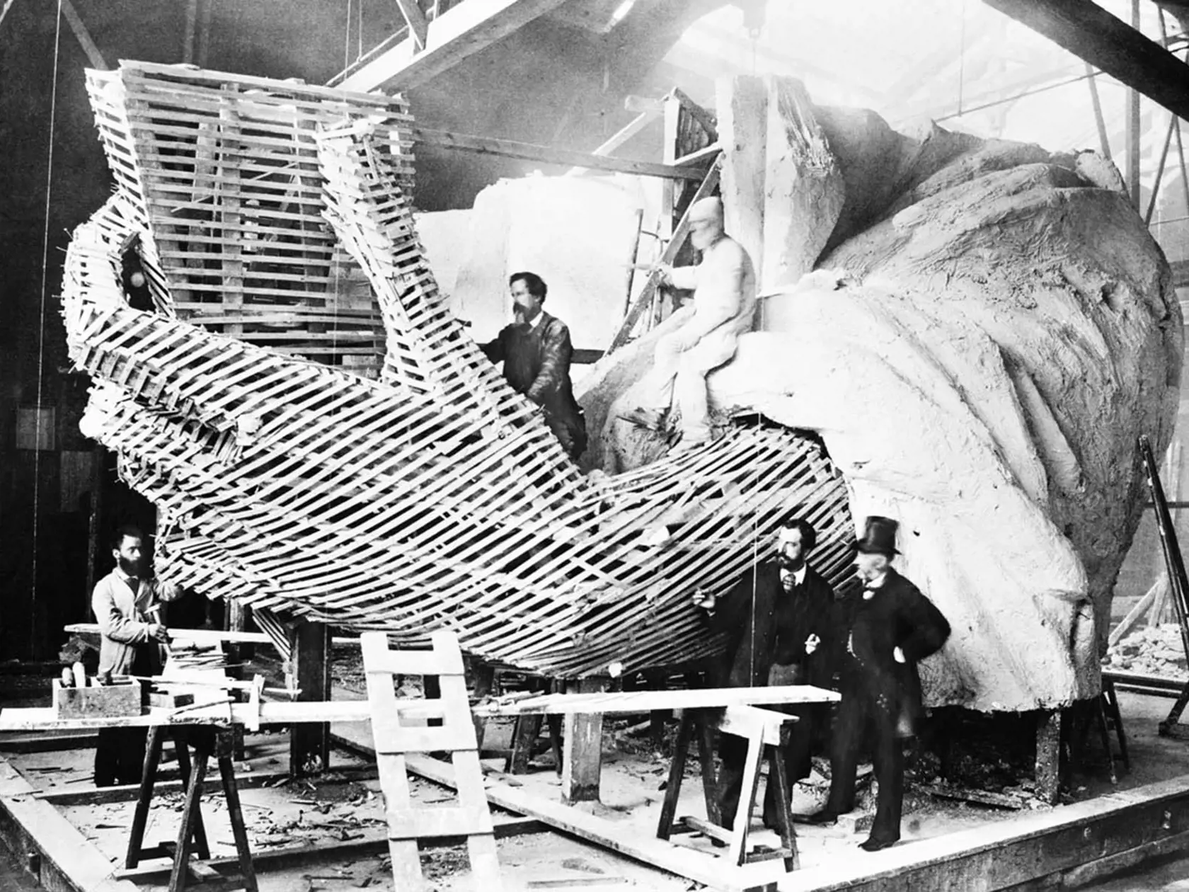 Bartholdi kontroluje výstavbu sochy v roku 1875.