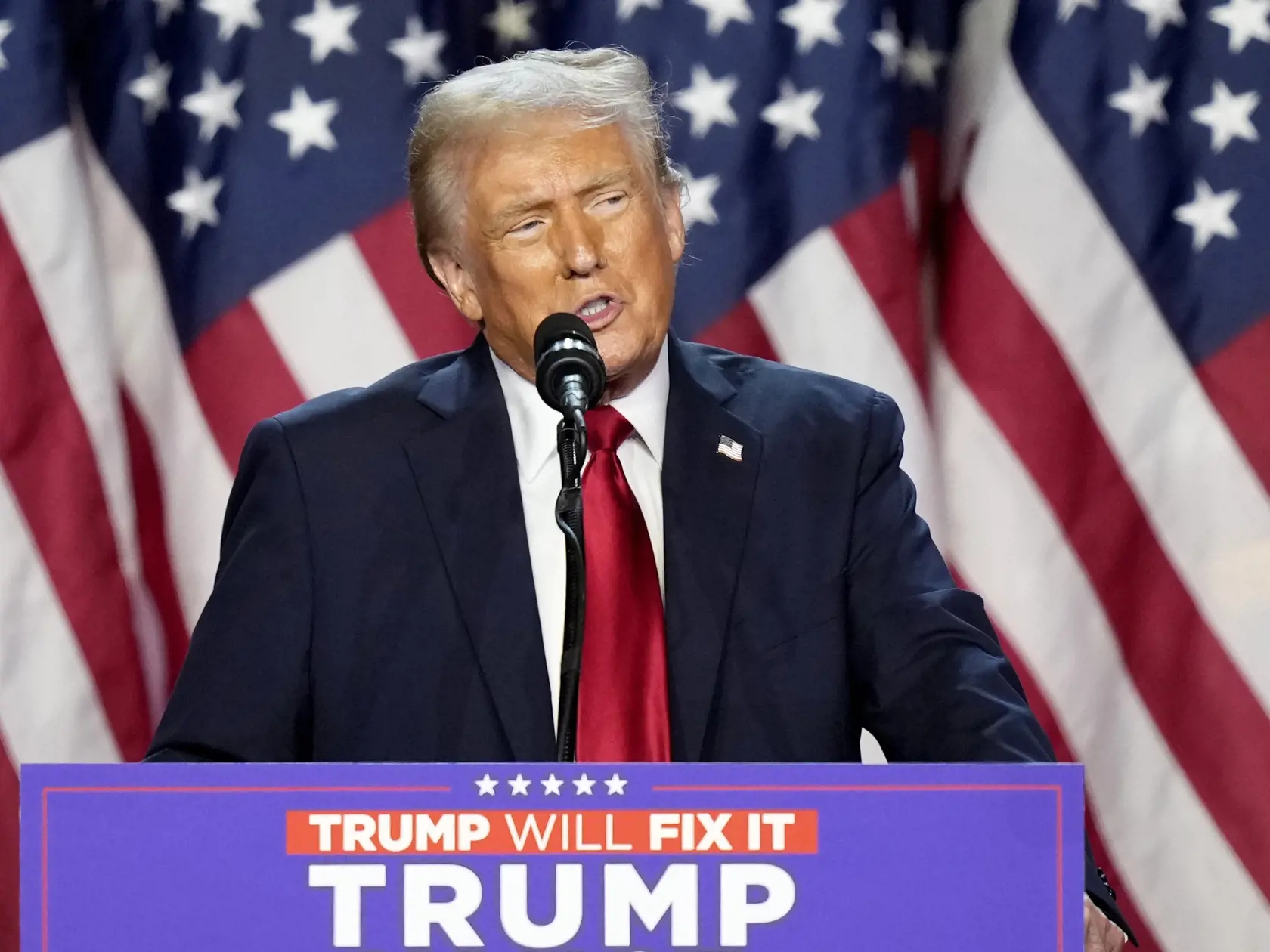 Donald Trump je už dlho známy svojim výrazným oranžovým nádychom pleti, ktorý sa stal predmetom mnohých diskusií, najmä v čase volebnej kampane.