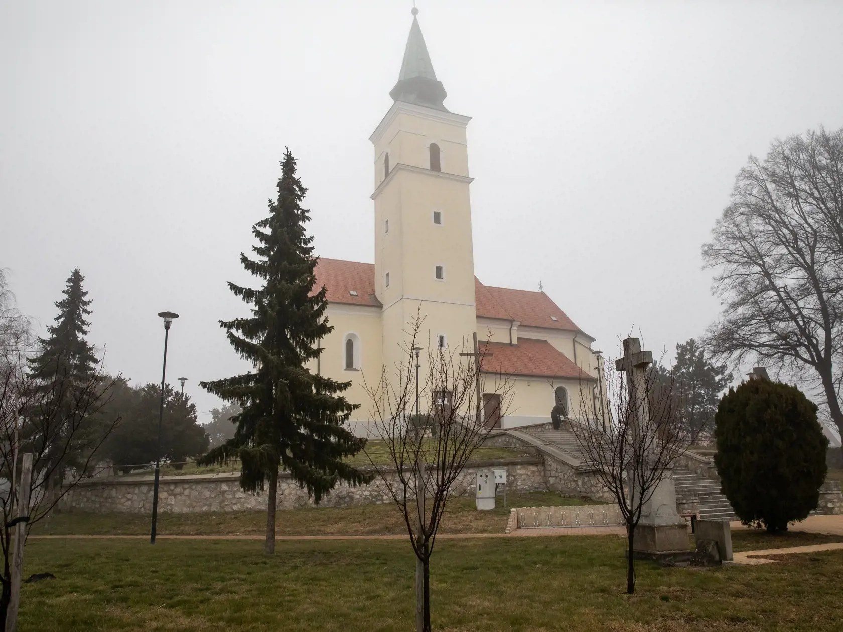 Reportáž v dedine Kostolište kde bol pred rokom prvý prípad covid-19.